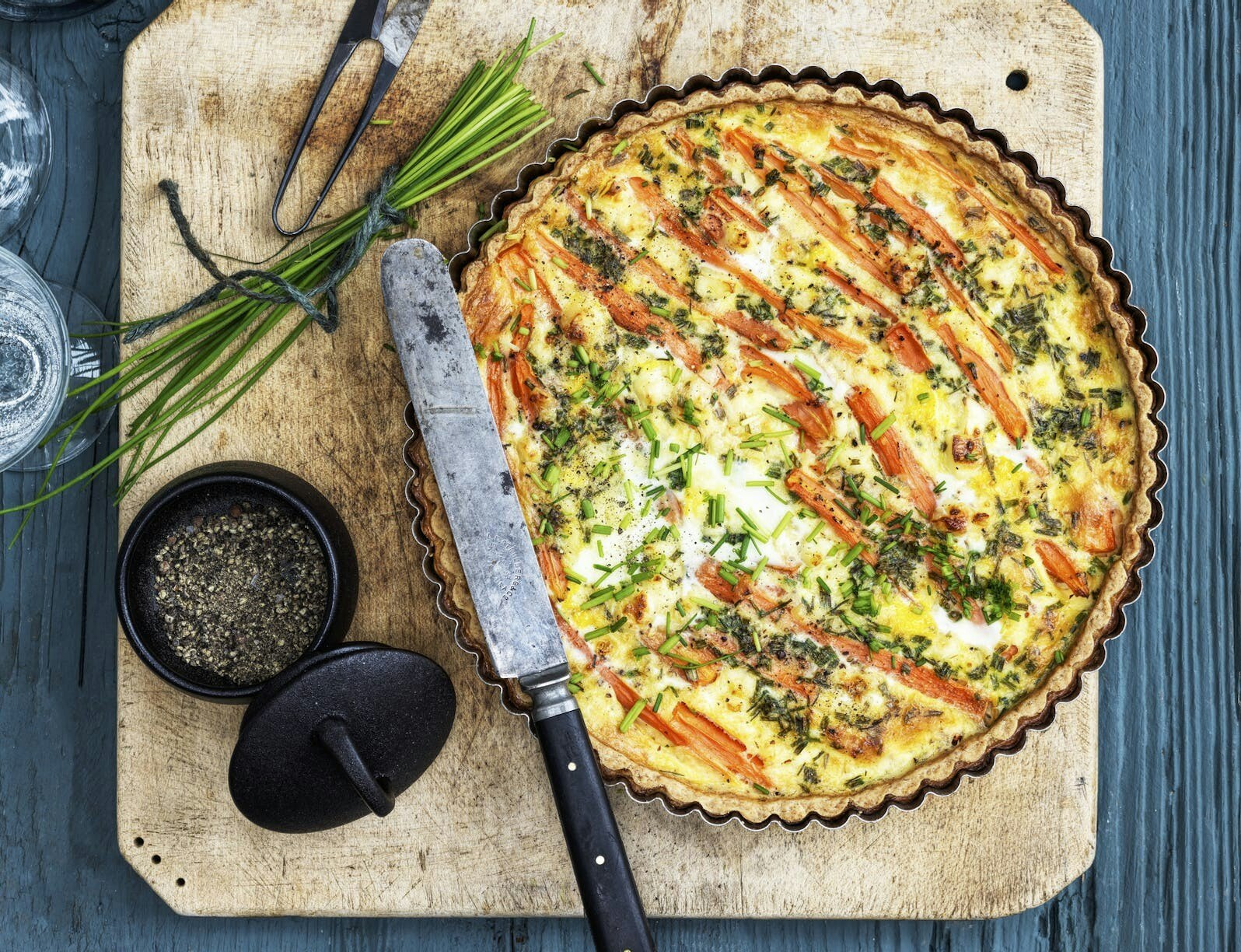 Gulerodstærte med feta og purløg