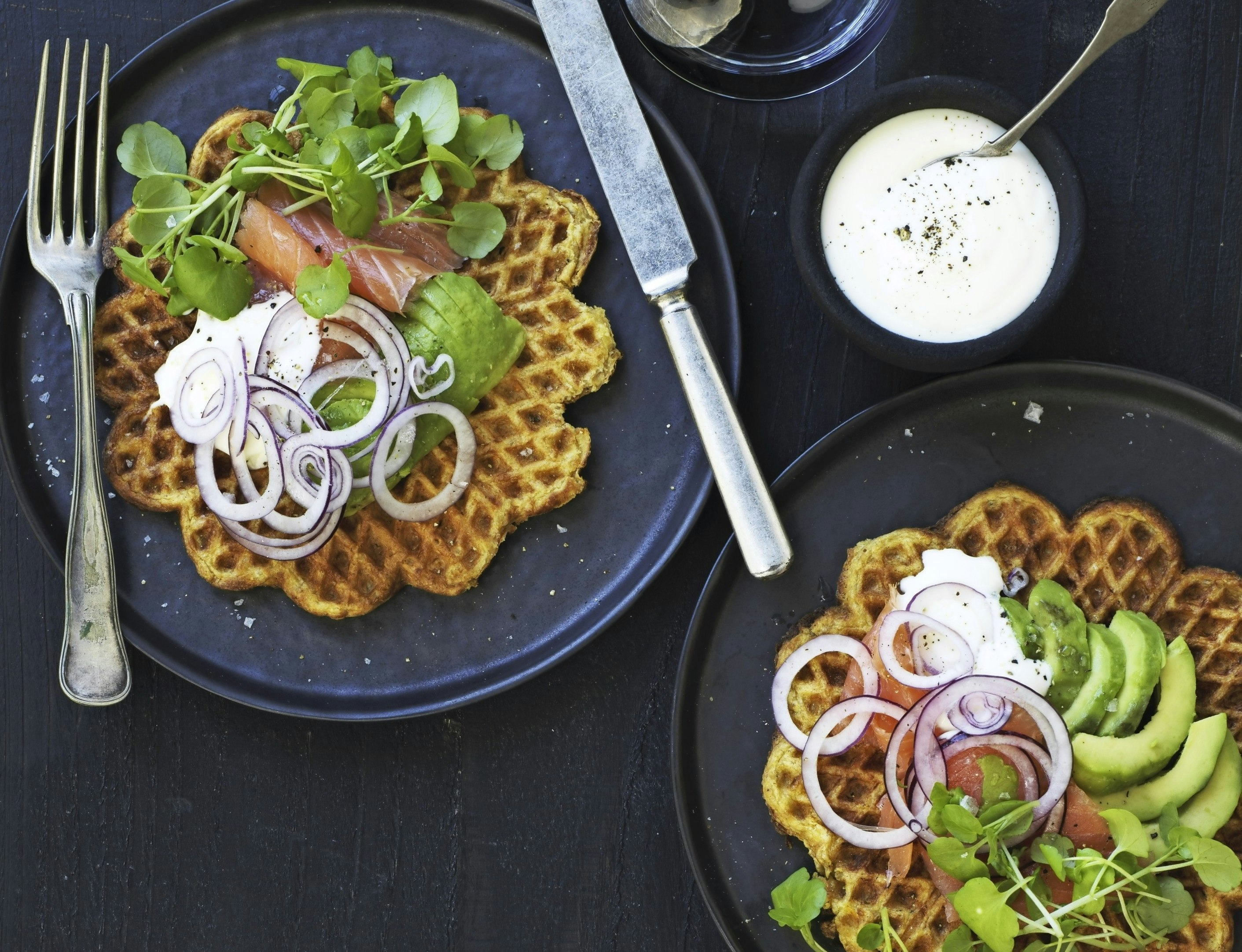 Gulerodsvafler med avocado og røget laks