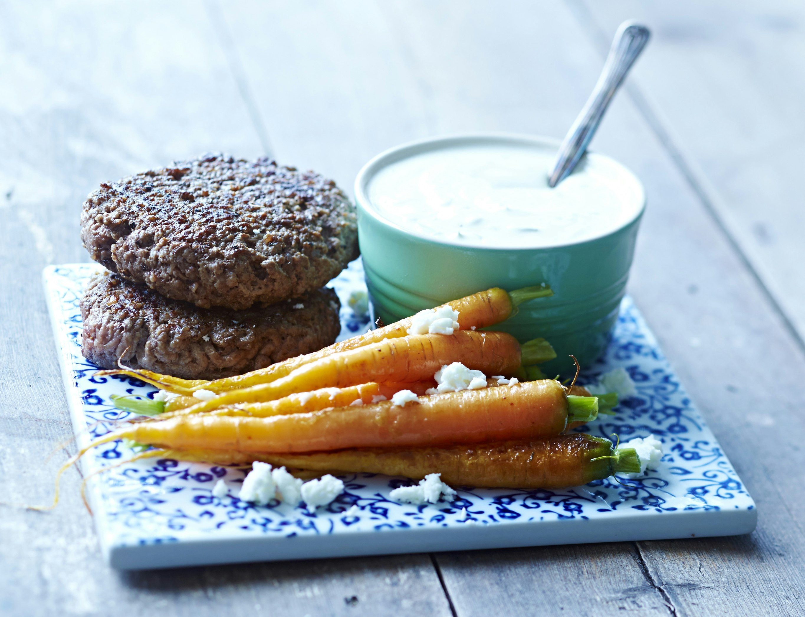 Hakkebøf med grillede gulerødder og estragondip