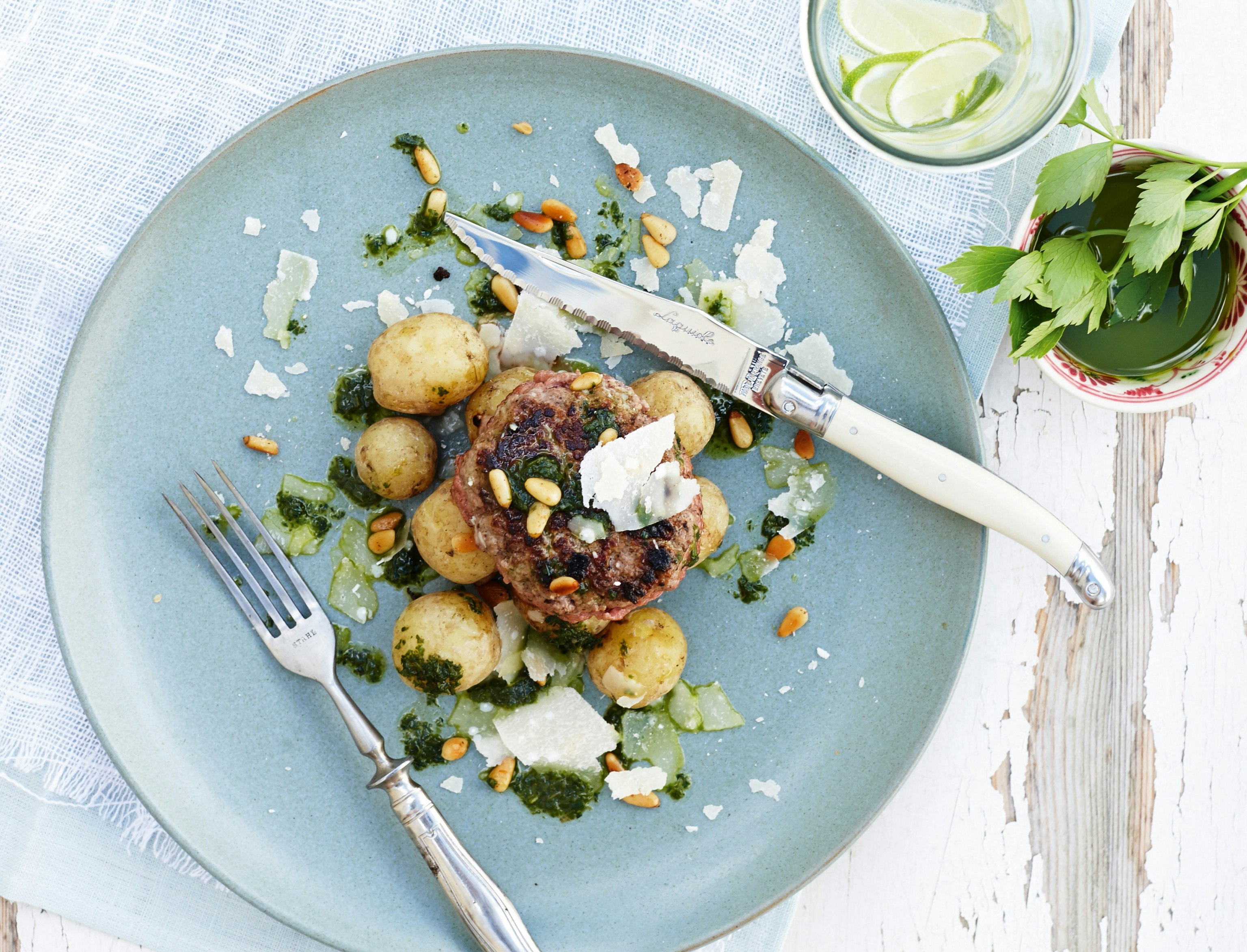 Hakkebøf med nye kartofler og løvstikkeolie