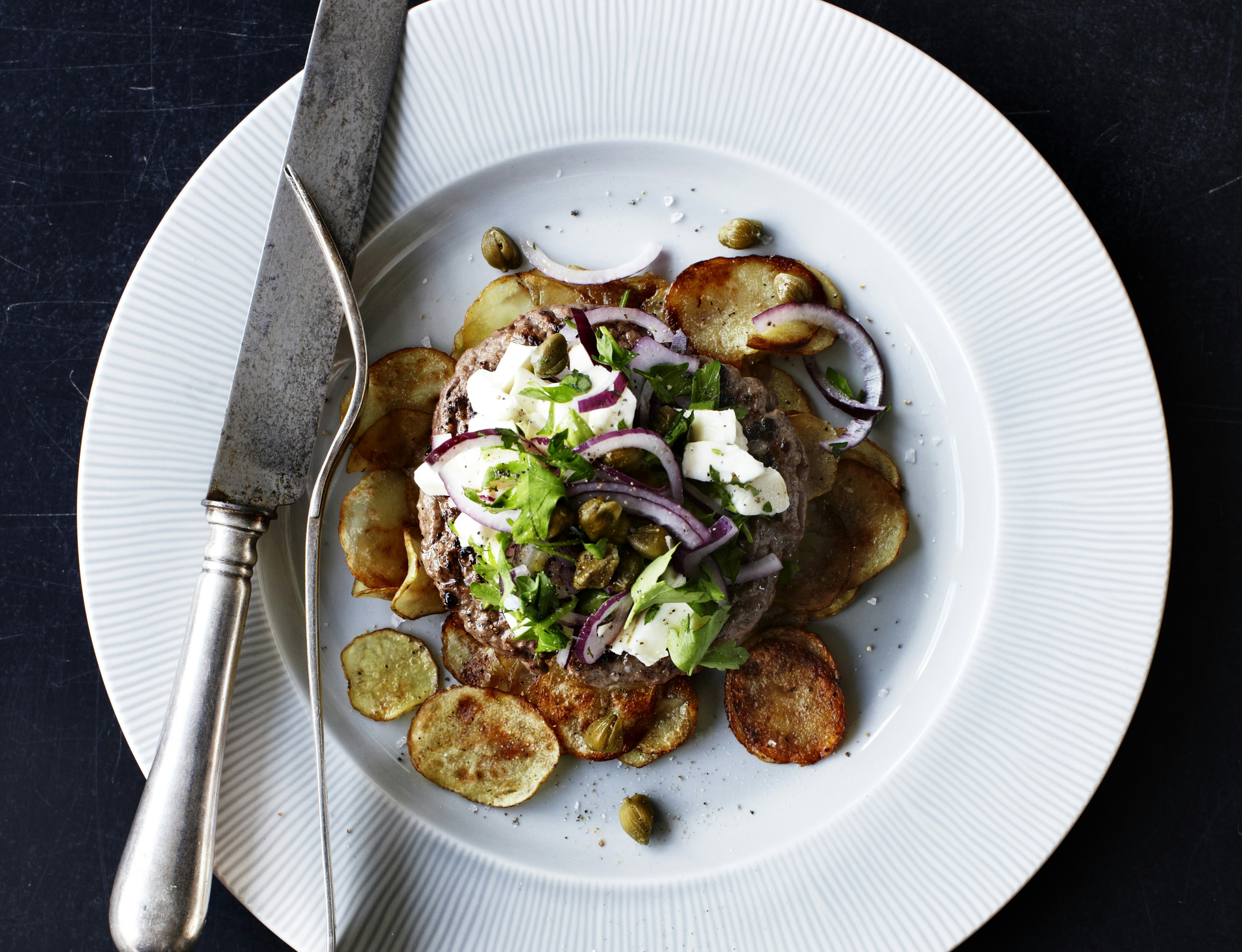 Hakkebøf med råstegte kartofler, mozzarella og kapers
