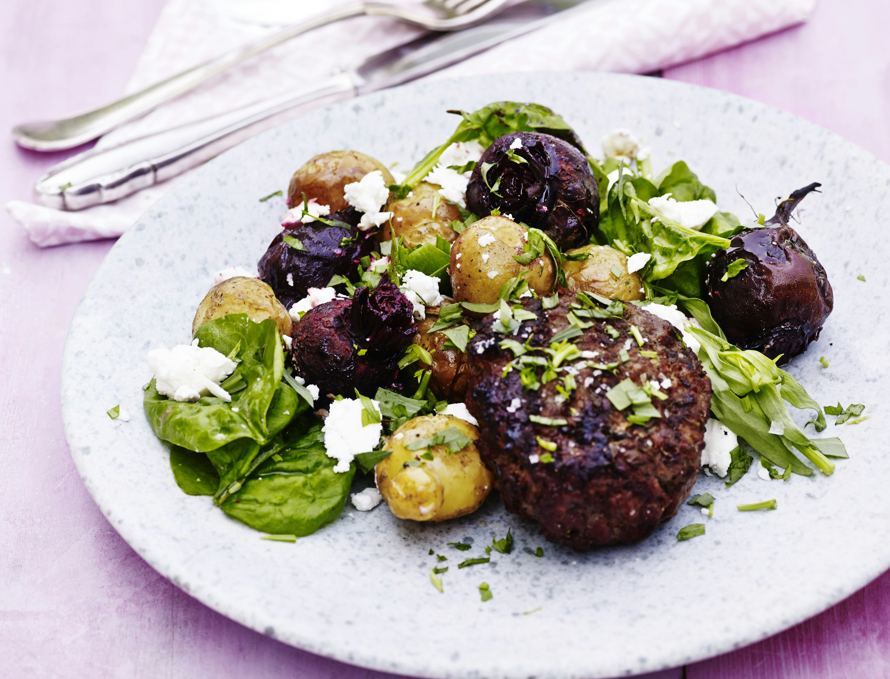 Hakkebøffer med bagte rodfrugter