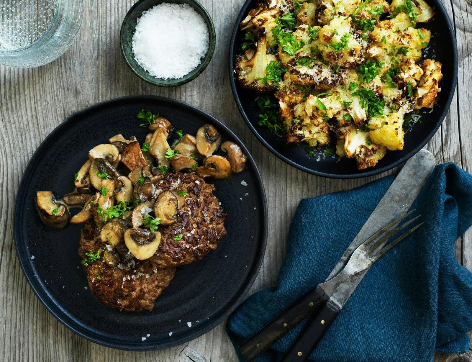 Hakkebøffer med stuvede svampe og bagt blomkål