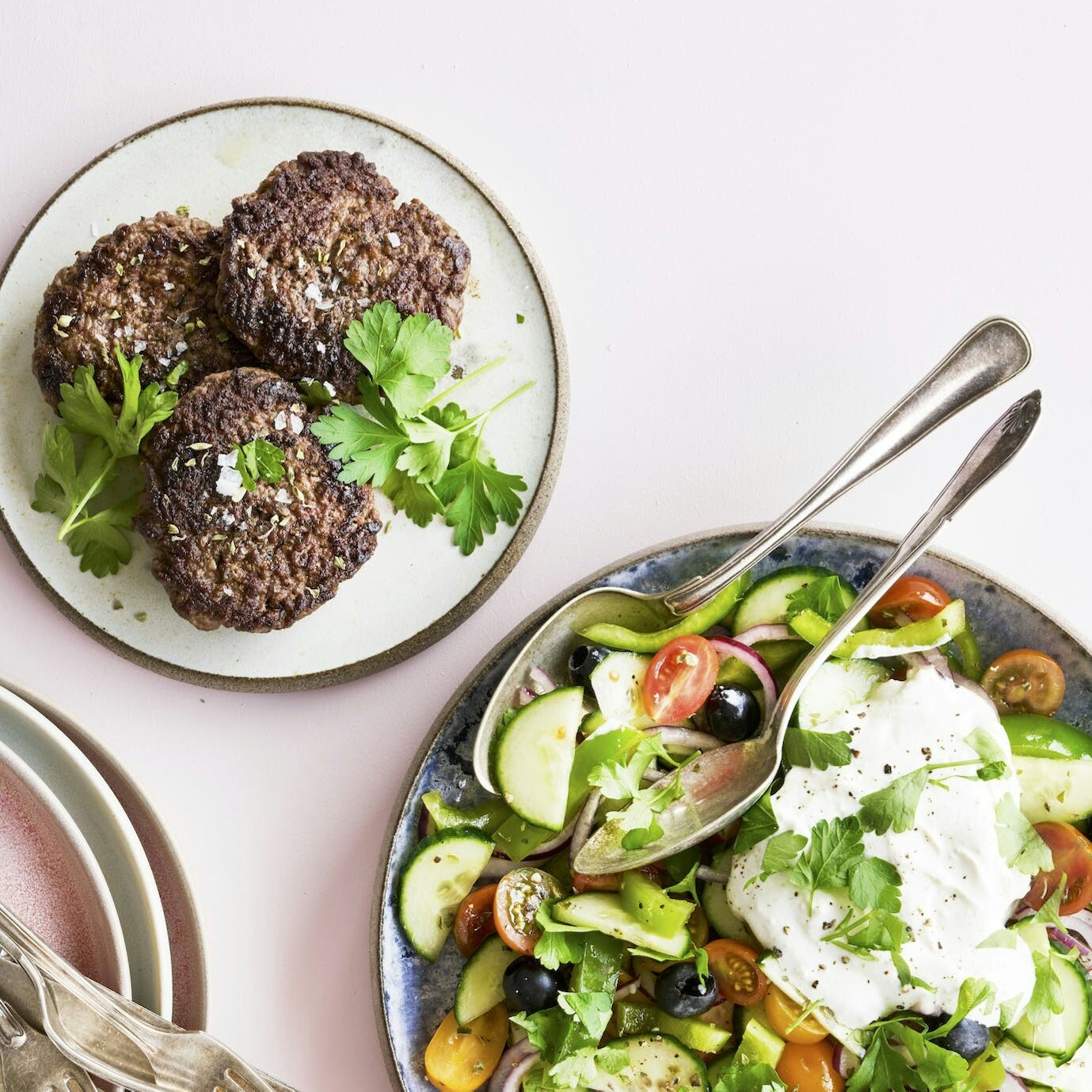 Hakkebøffer og græsk salat med fetacreme