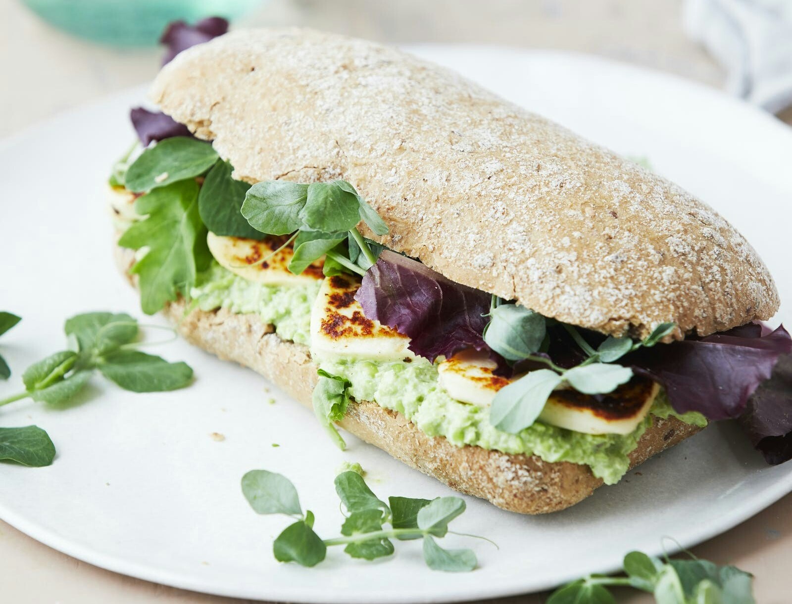 Halloumi-sandwich med ærtemos