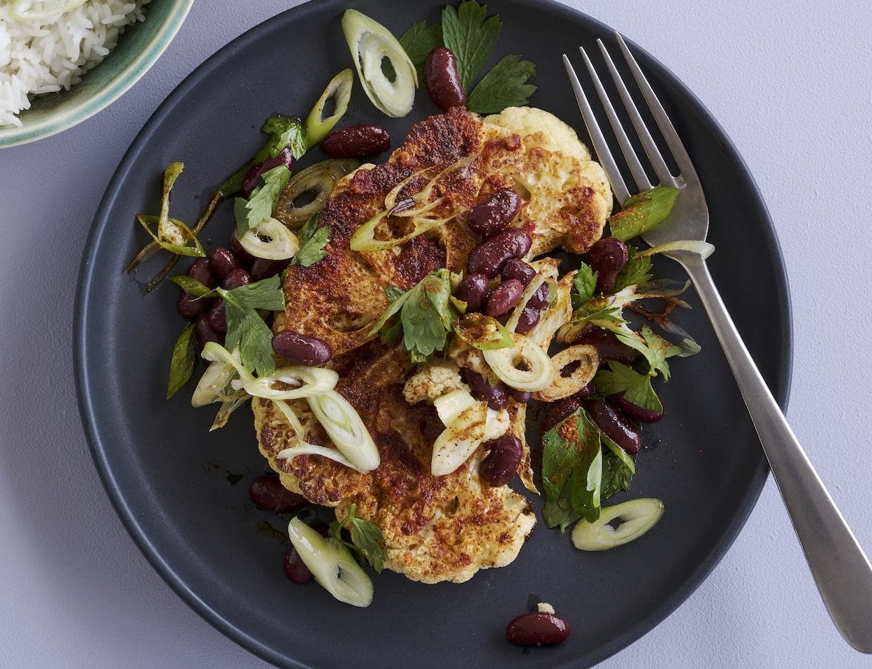 Harissa-blomkålssteak med bønner
