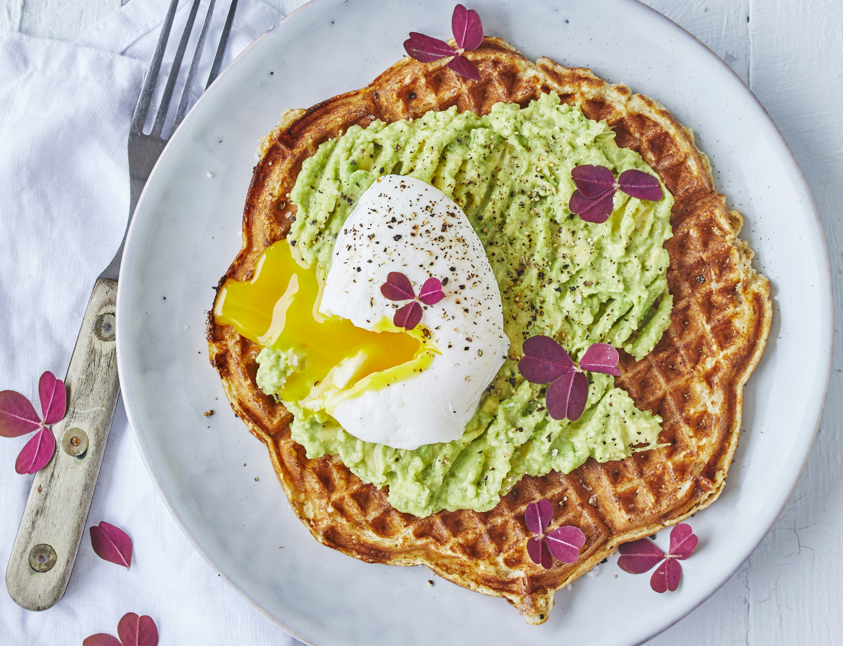 Havregrynsvafler med avocado og pocherede æg