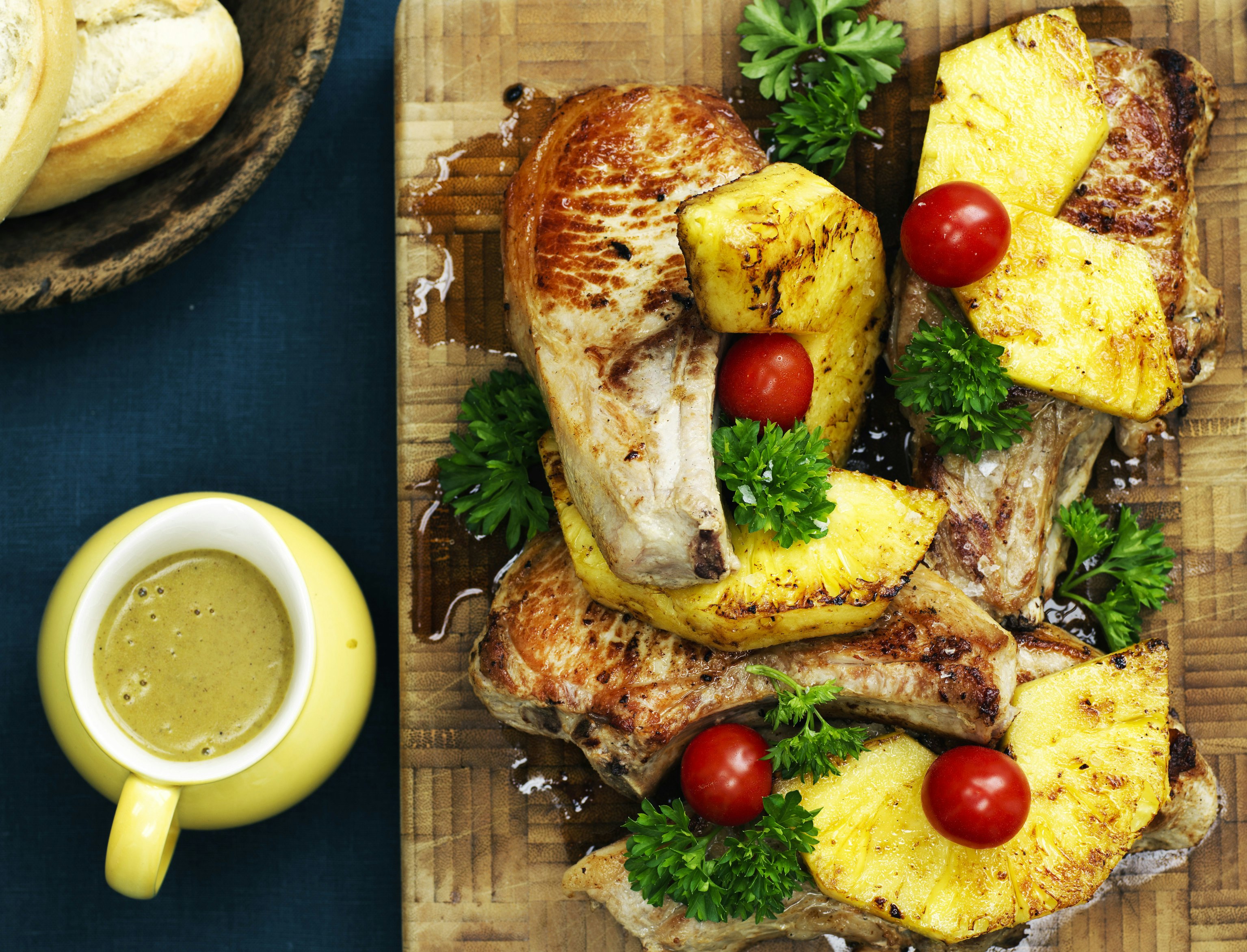 Hawaiikoteletter med karrysauce og stegt ananas