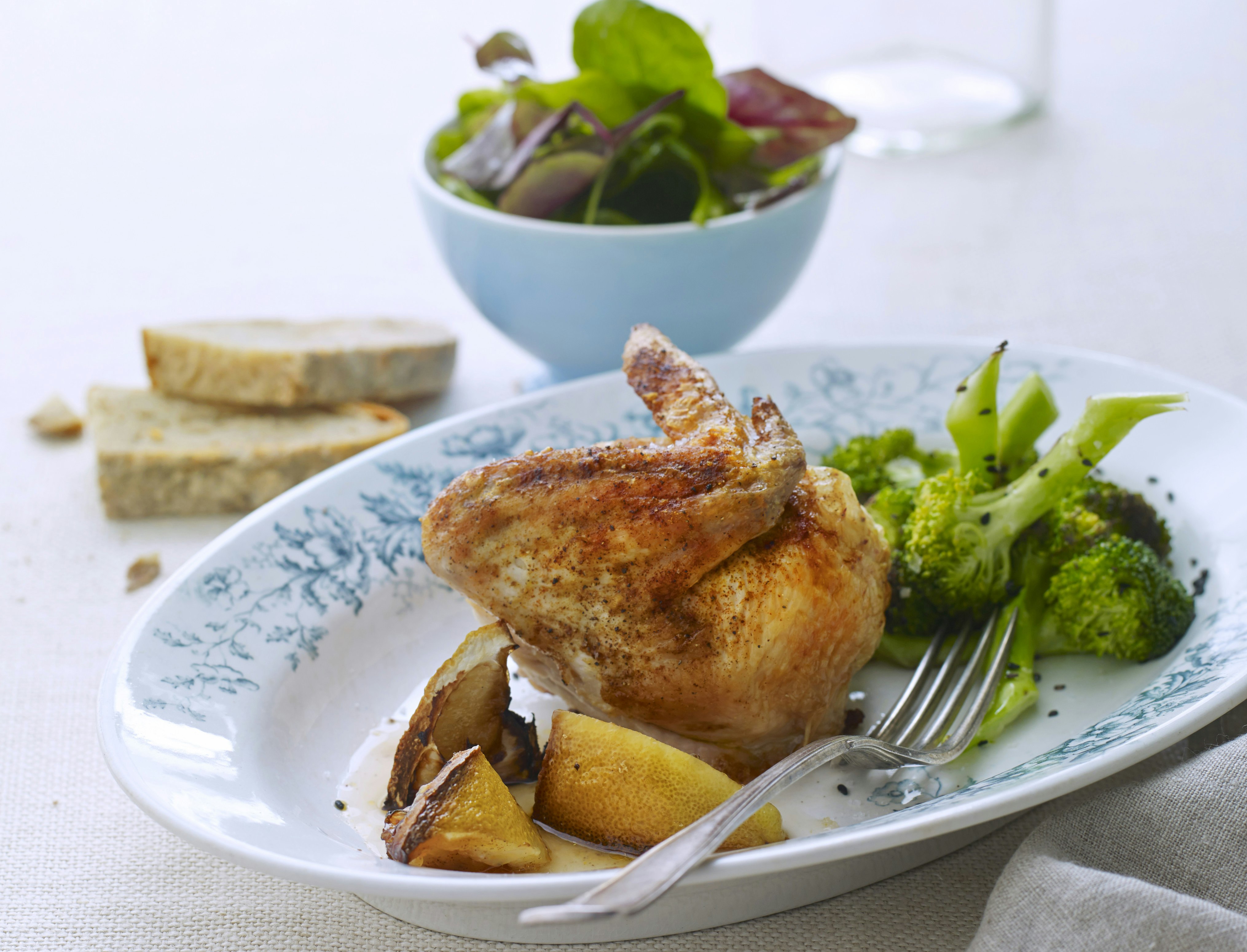 Hel citronkylling med stegt broccoli og sesamfrø