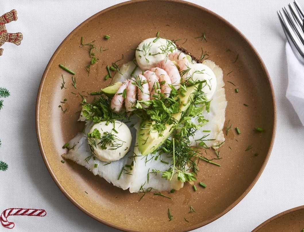 Hellefisk med rejer, peberrodscreme og avocado