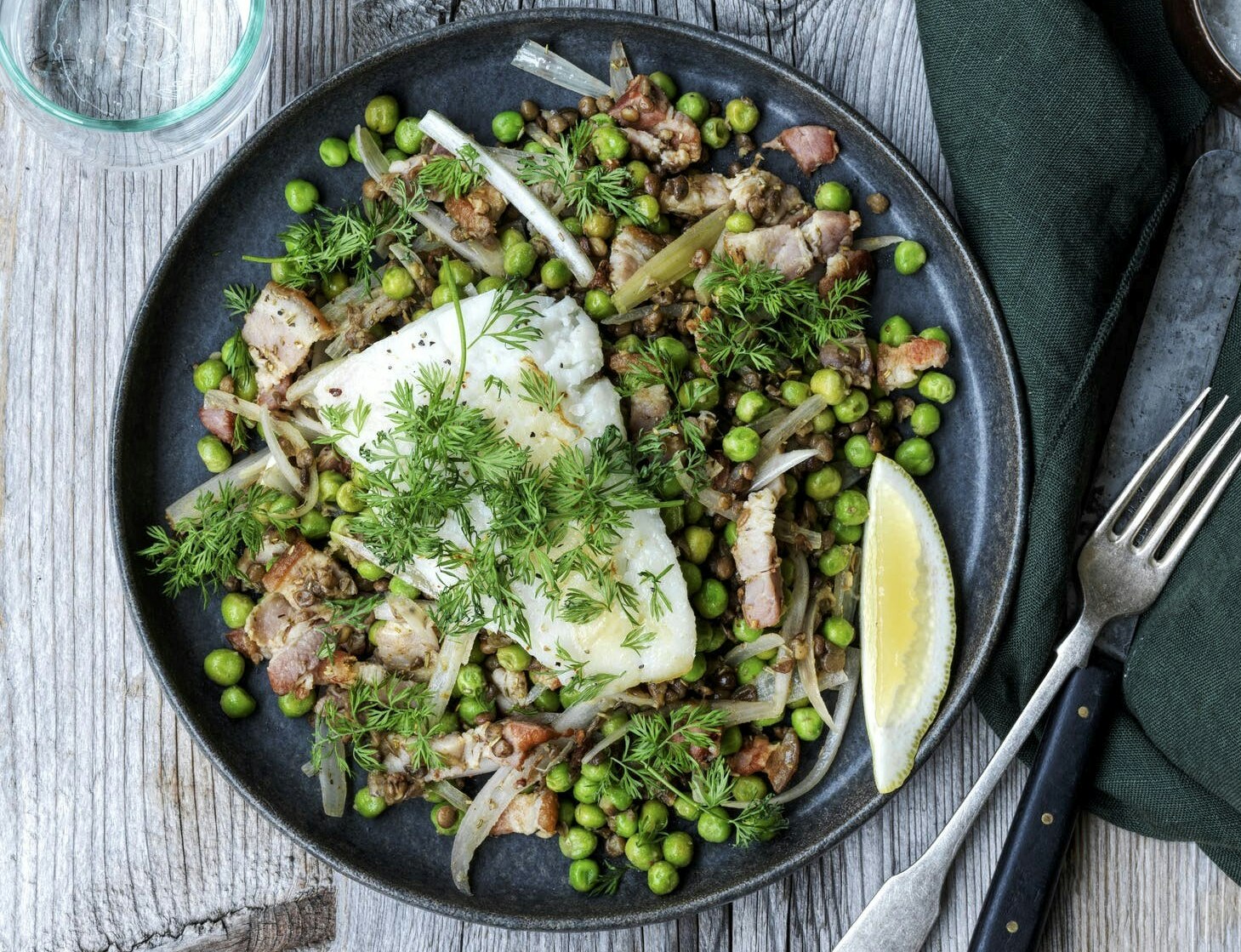 Hellefisk og lun ærtesalat med bacon og linser