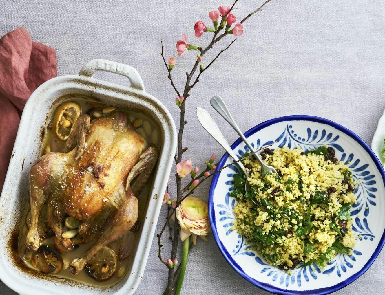 Helstegt kylling med citron og bulgursalat med rosiner