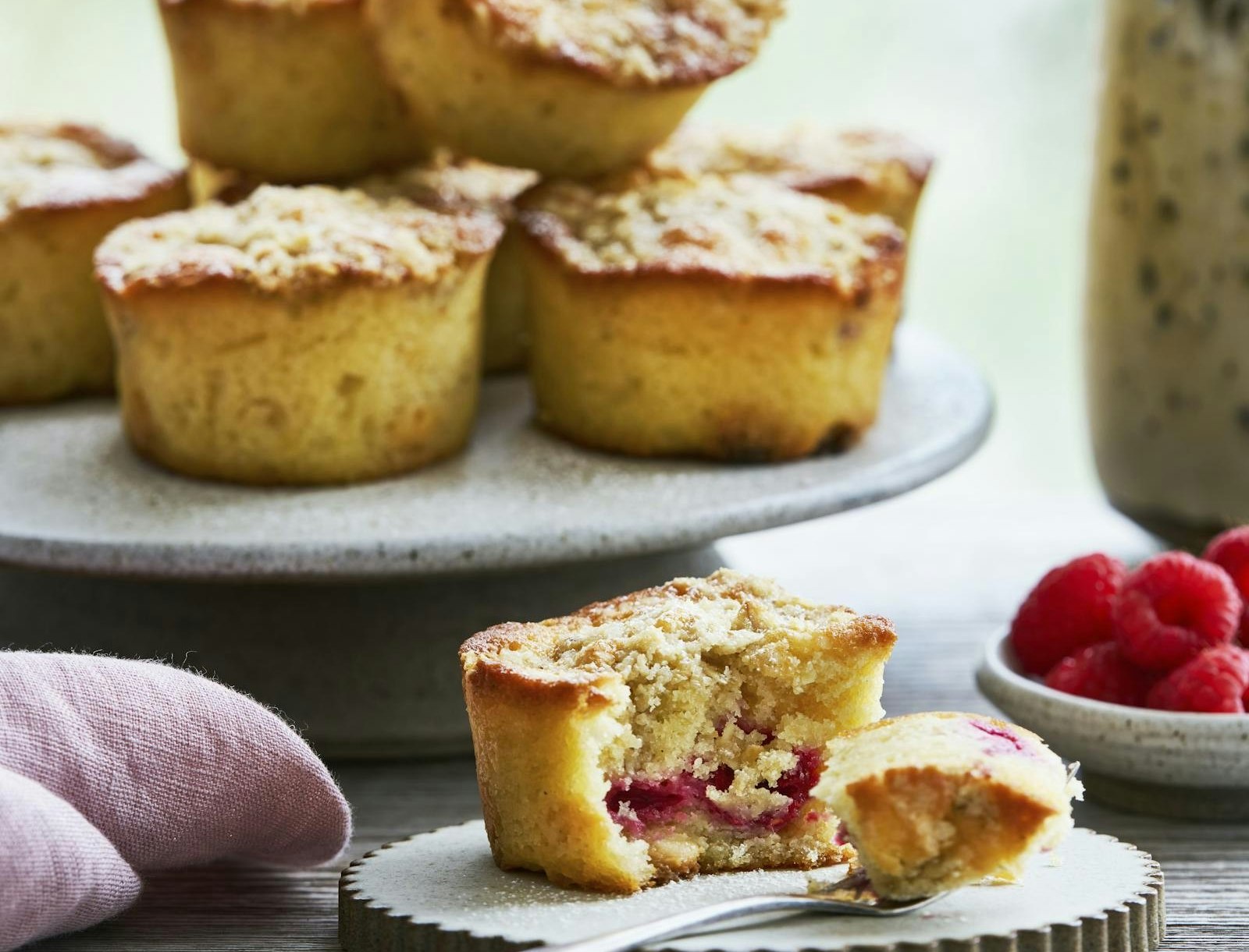 Hindbærmuffins med hvid chokolade og crumble