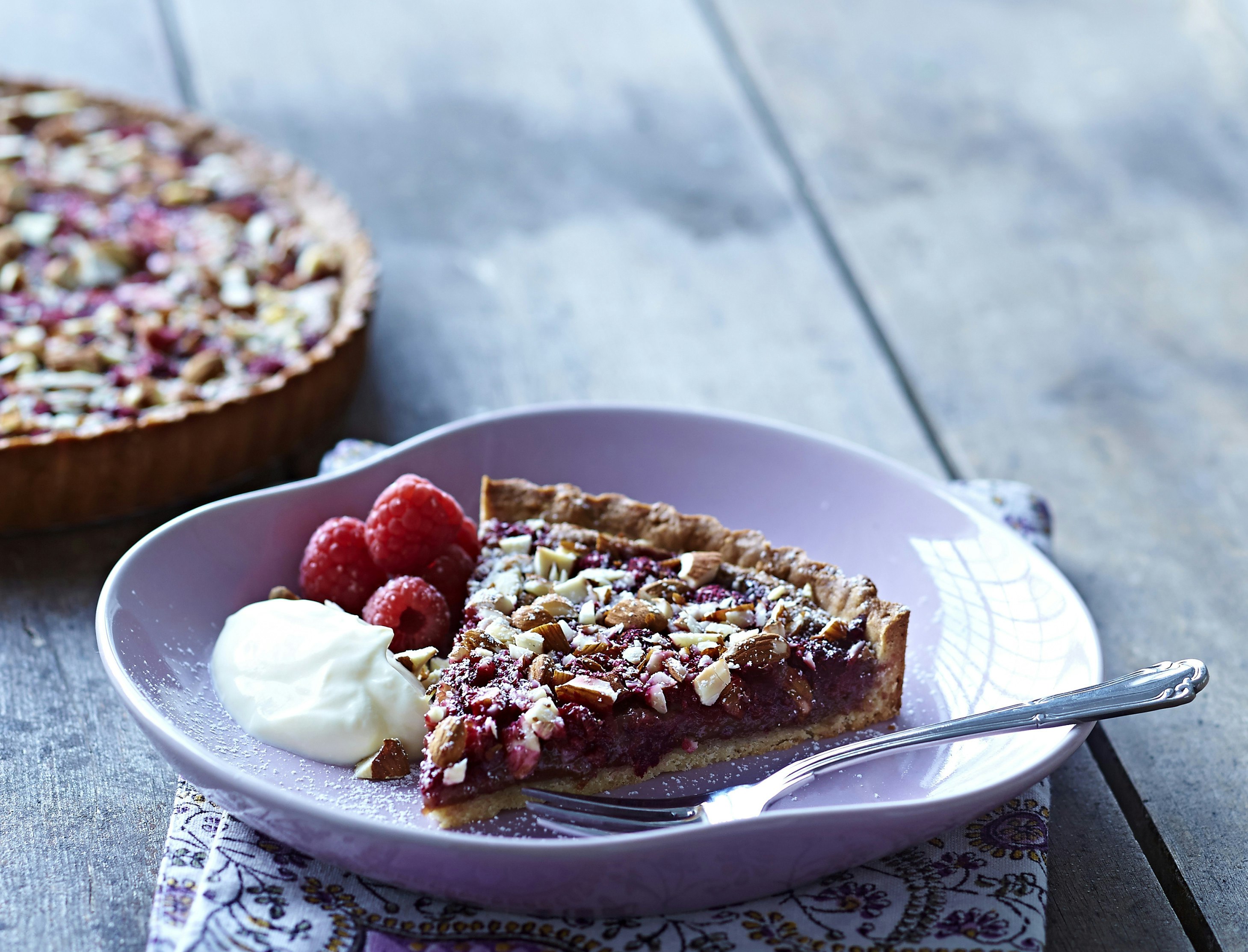 Hindbærtærte med chokolade og mandler