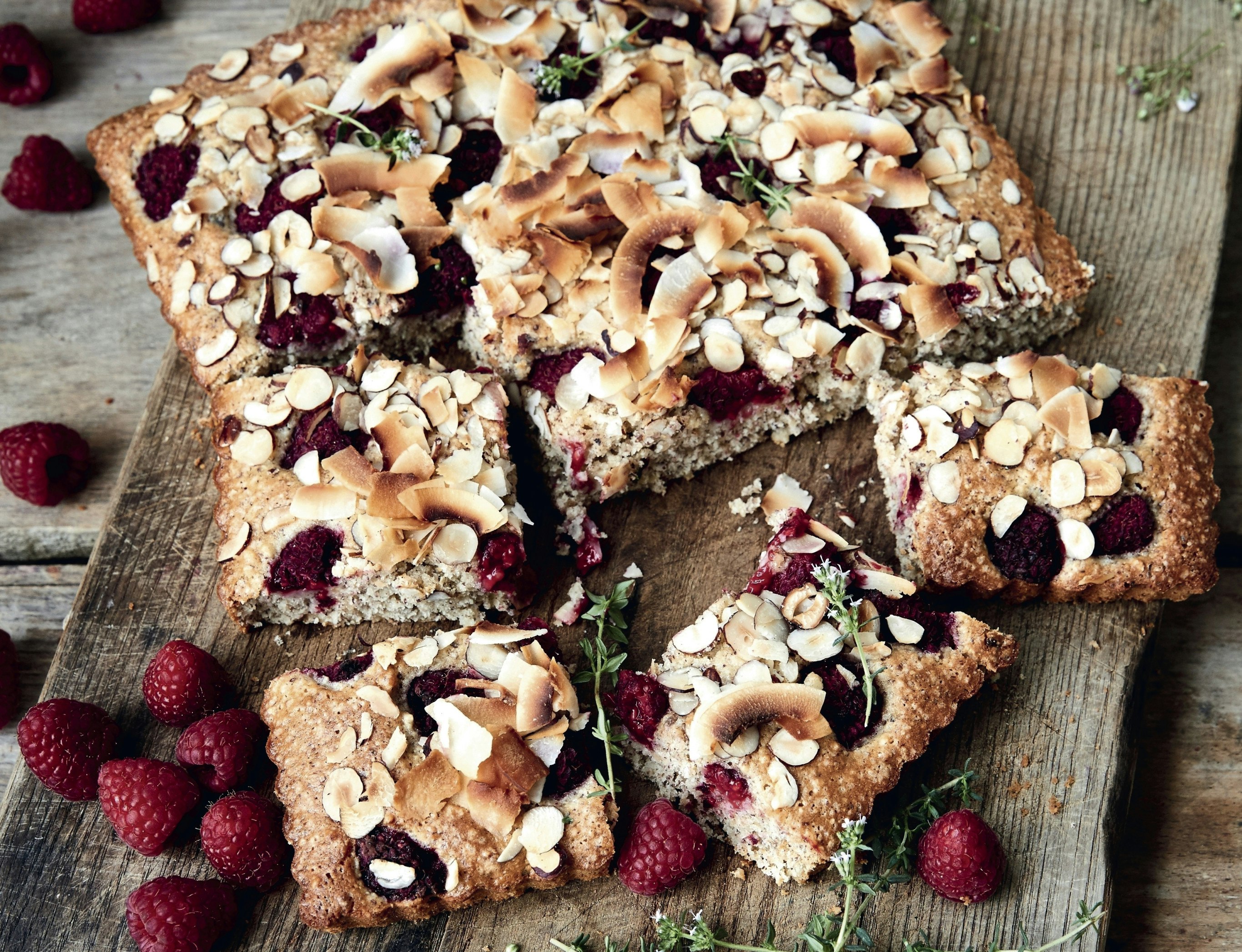 Hindbærtærte med hasselnødder og kokosflager