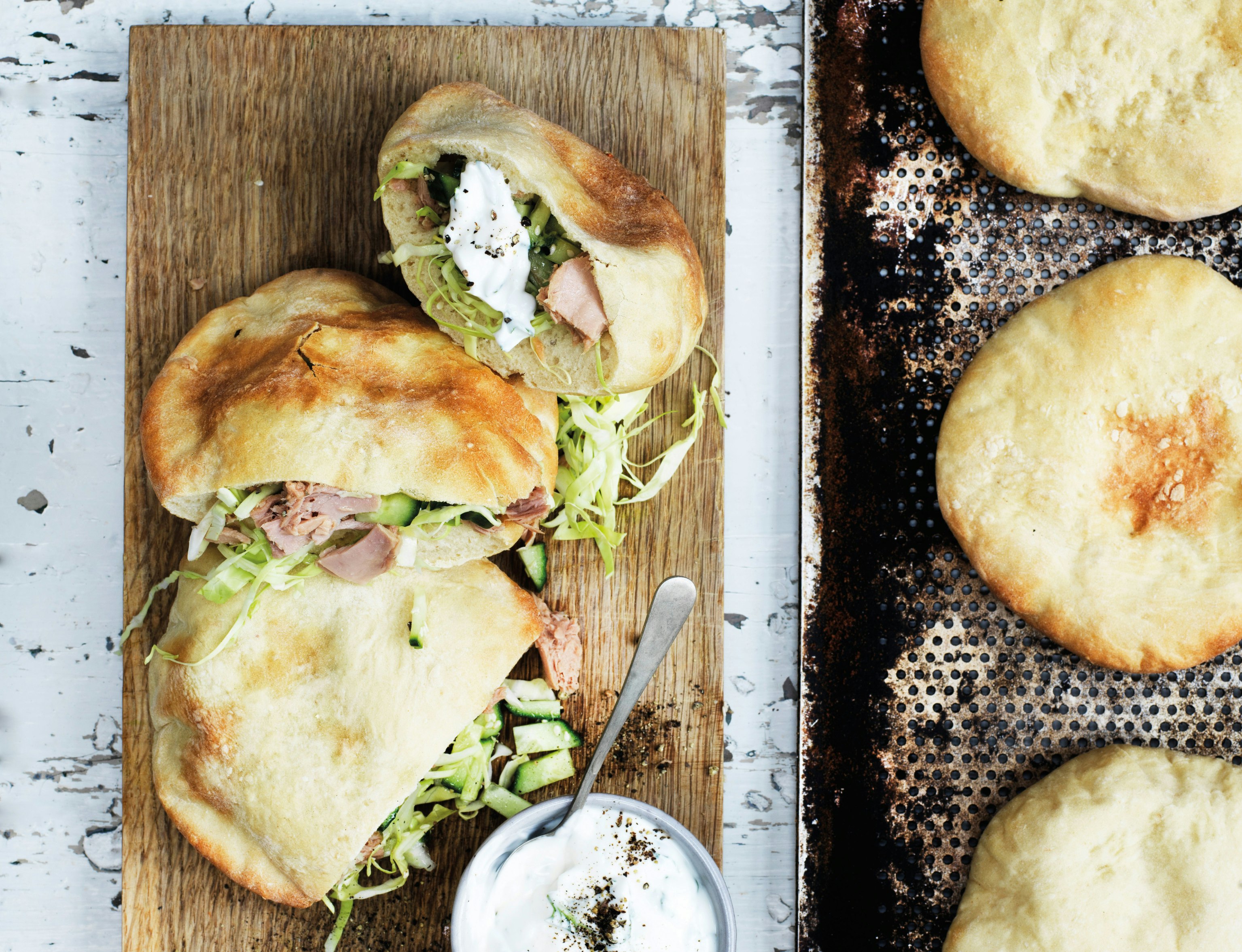 Hjemmebagte pitabrød med spidskål og tun