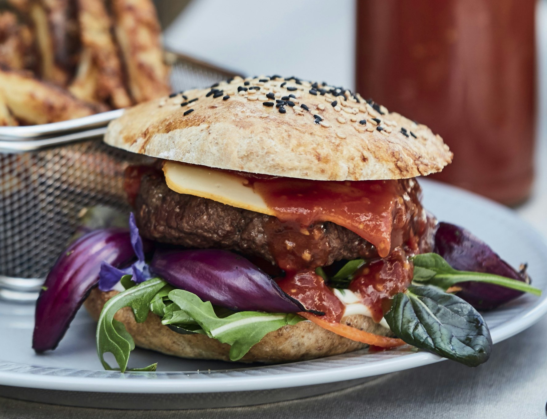 Hjemmelavet burger med det hele