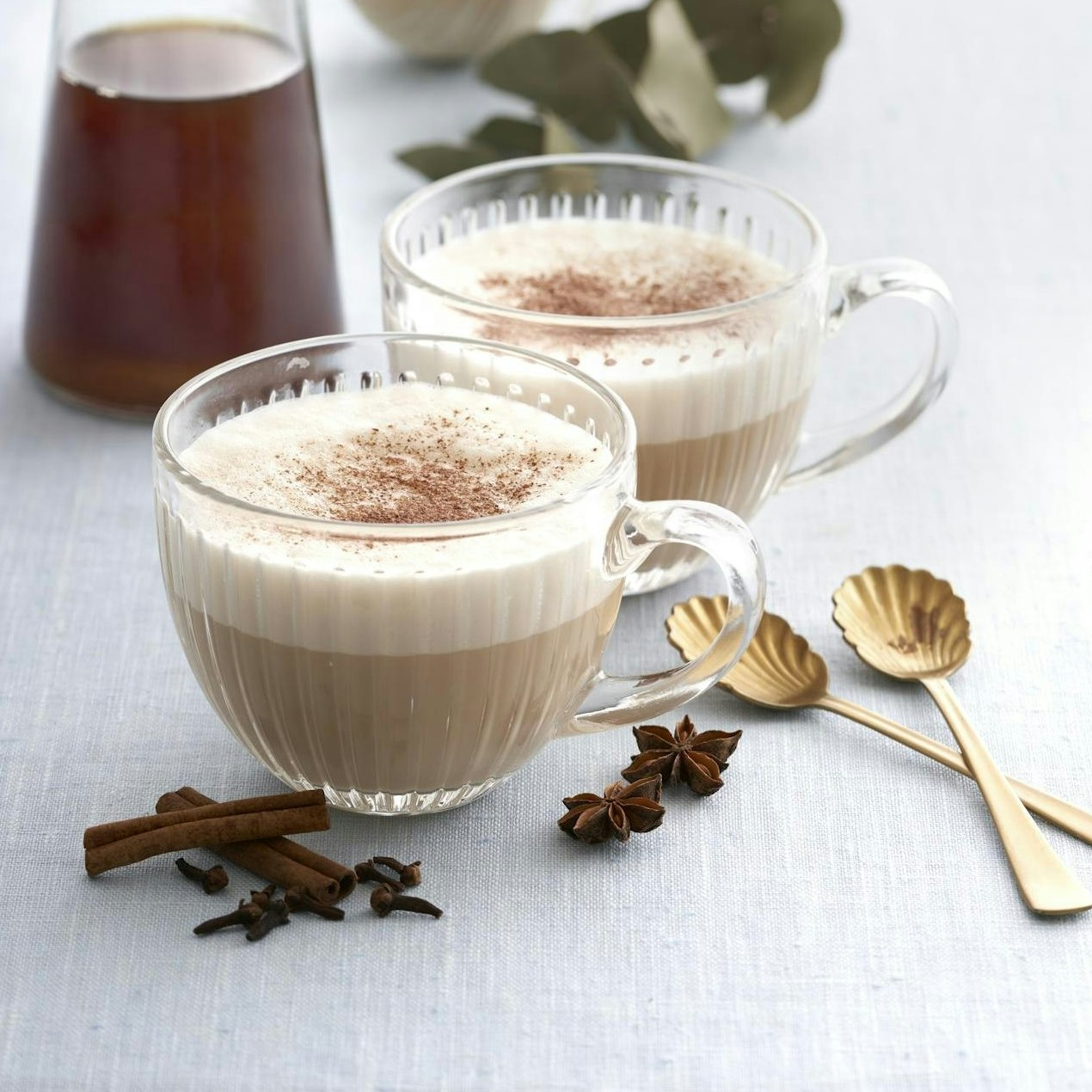 Hjemmelavet chai-latte med stjerneanis