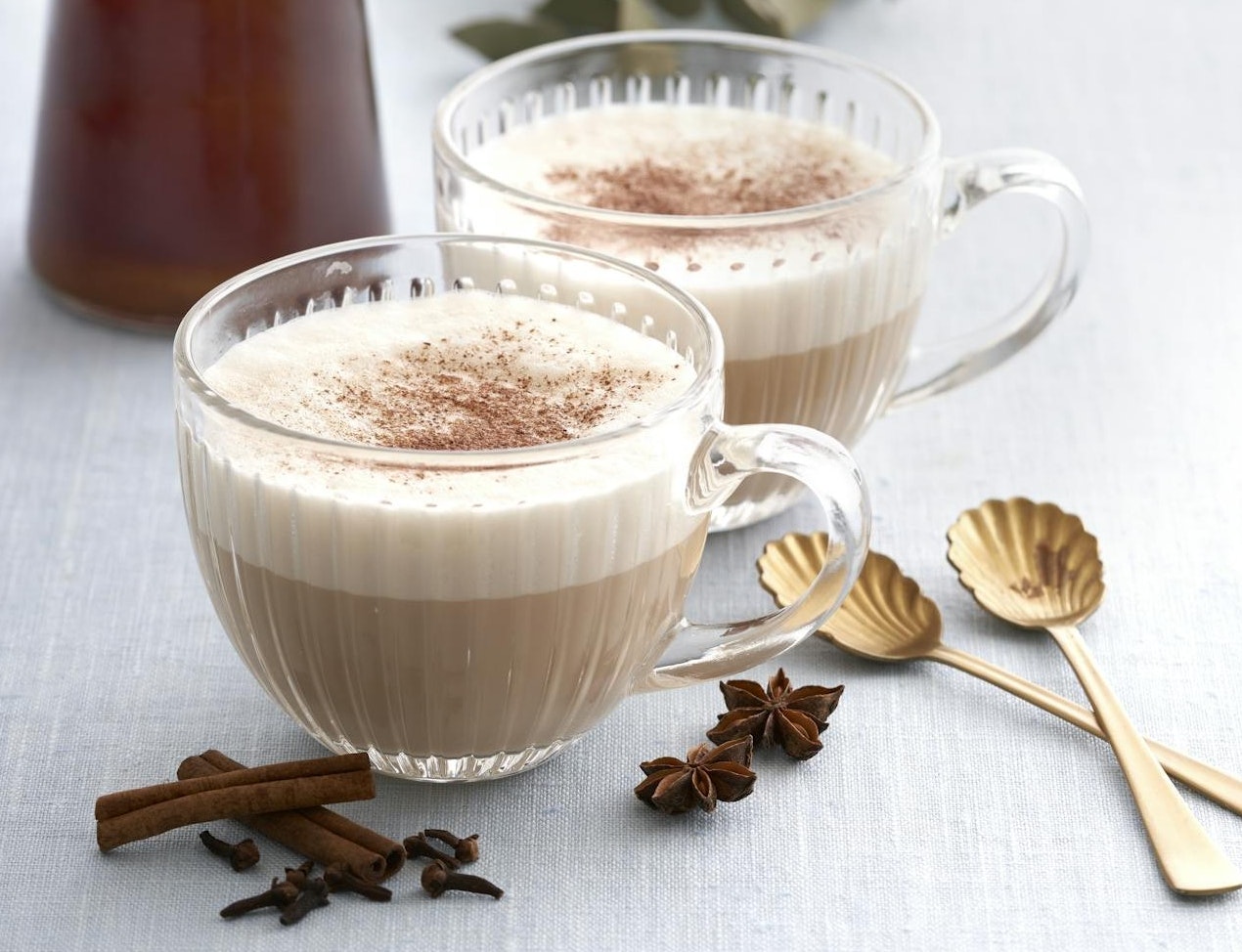 Hjemmelavet chai-latte med stjerneanis