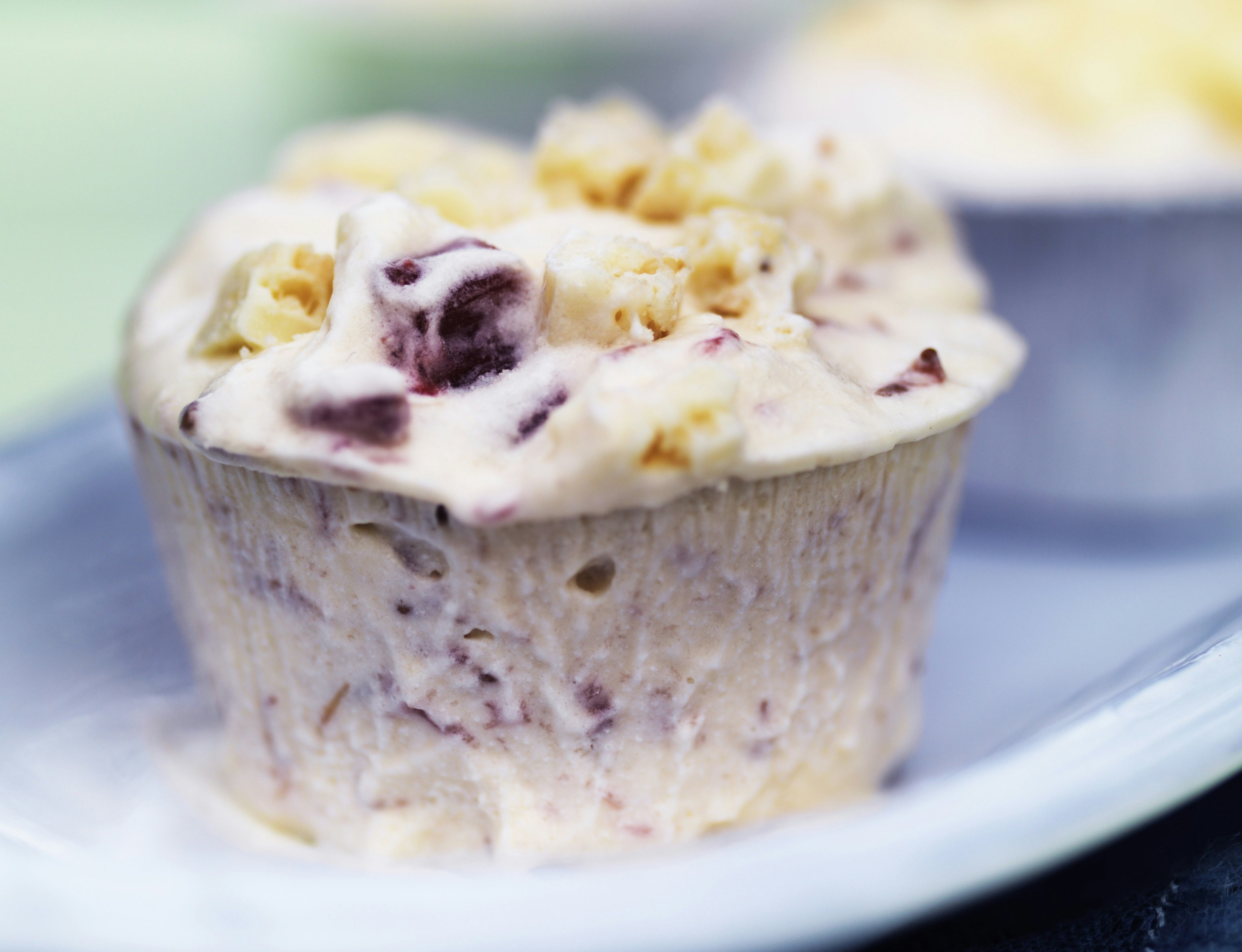 Hjemmelavet is med rabarber og hvid chokolade