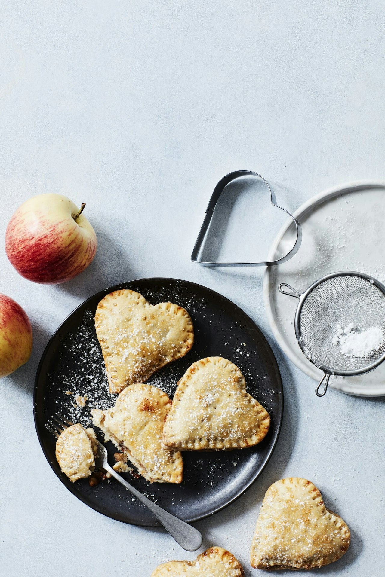 Hjerteformede minitærter med æble-marcipanfyld