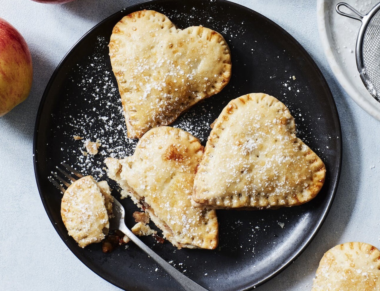Hjerteformede minitærter med æble-marcipanfyld