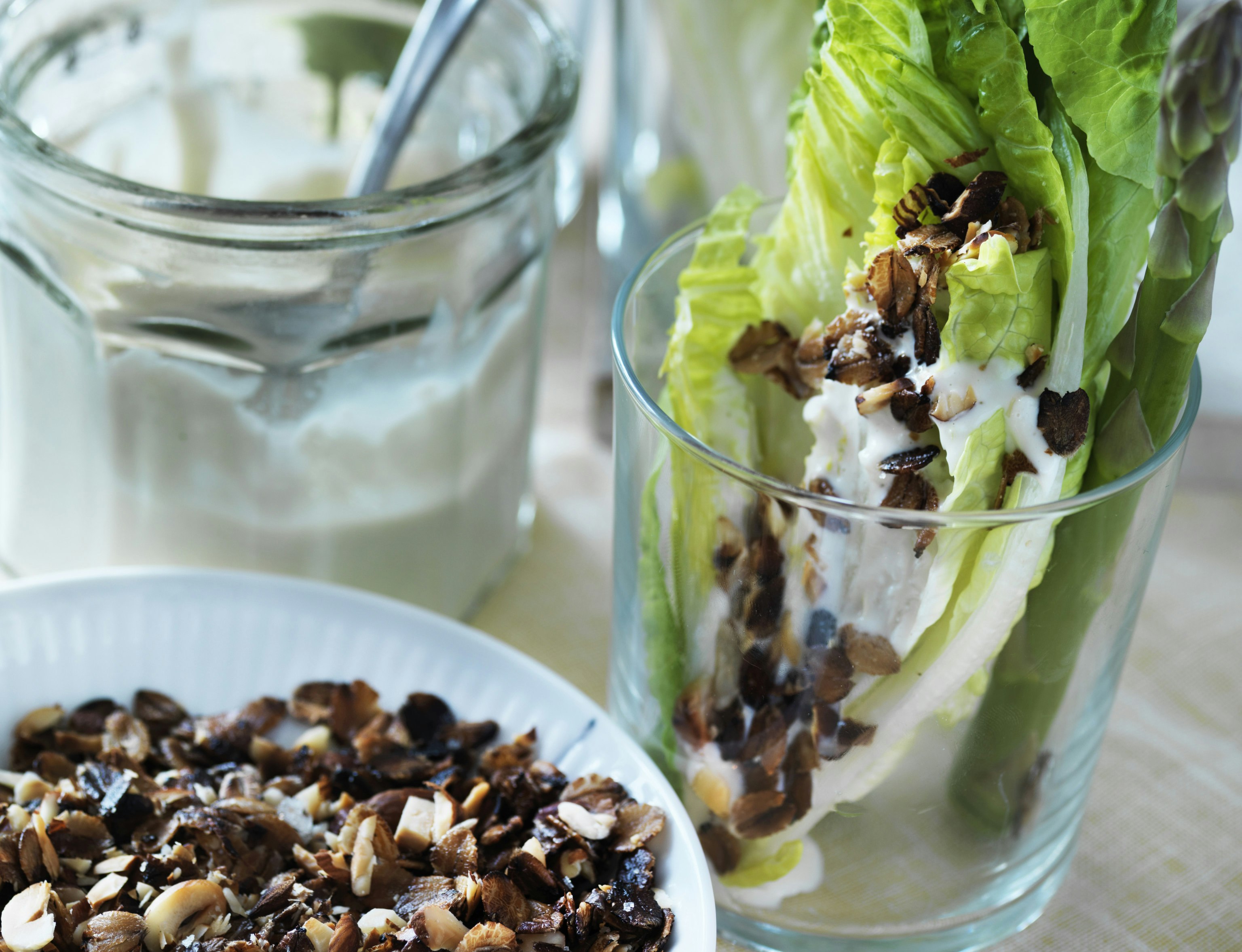 Hjertesalat og asparges med cæsardip og crunch