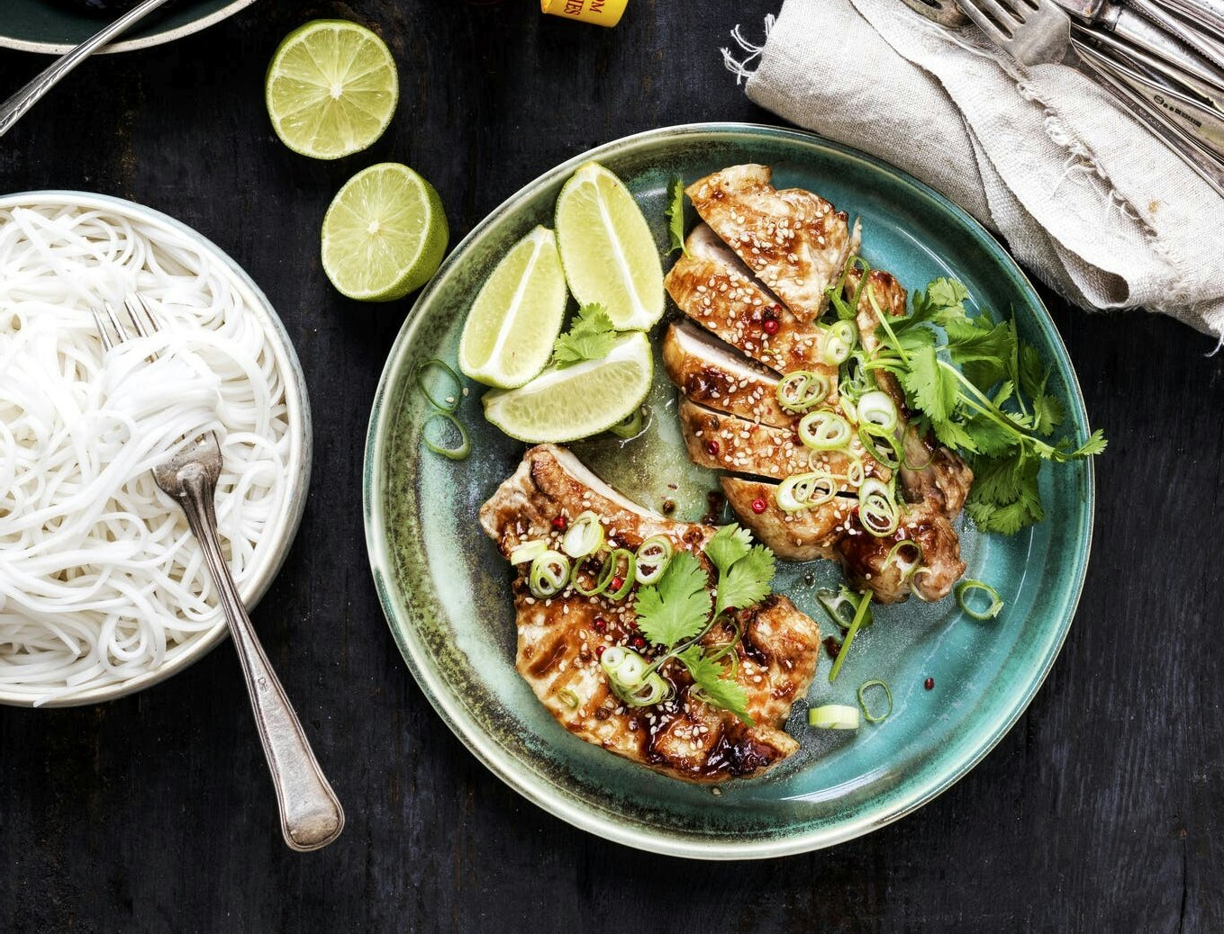 Hoisin-koteletter med kålsalat