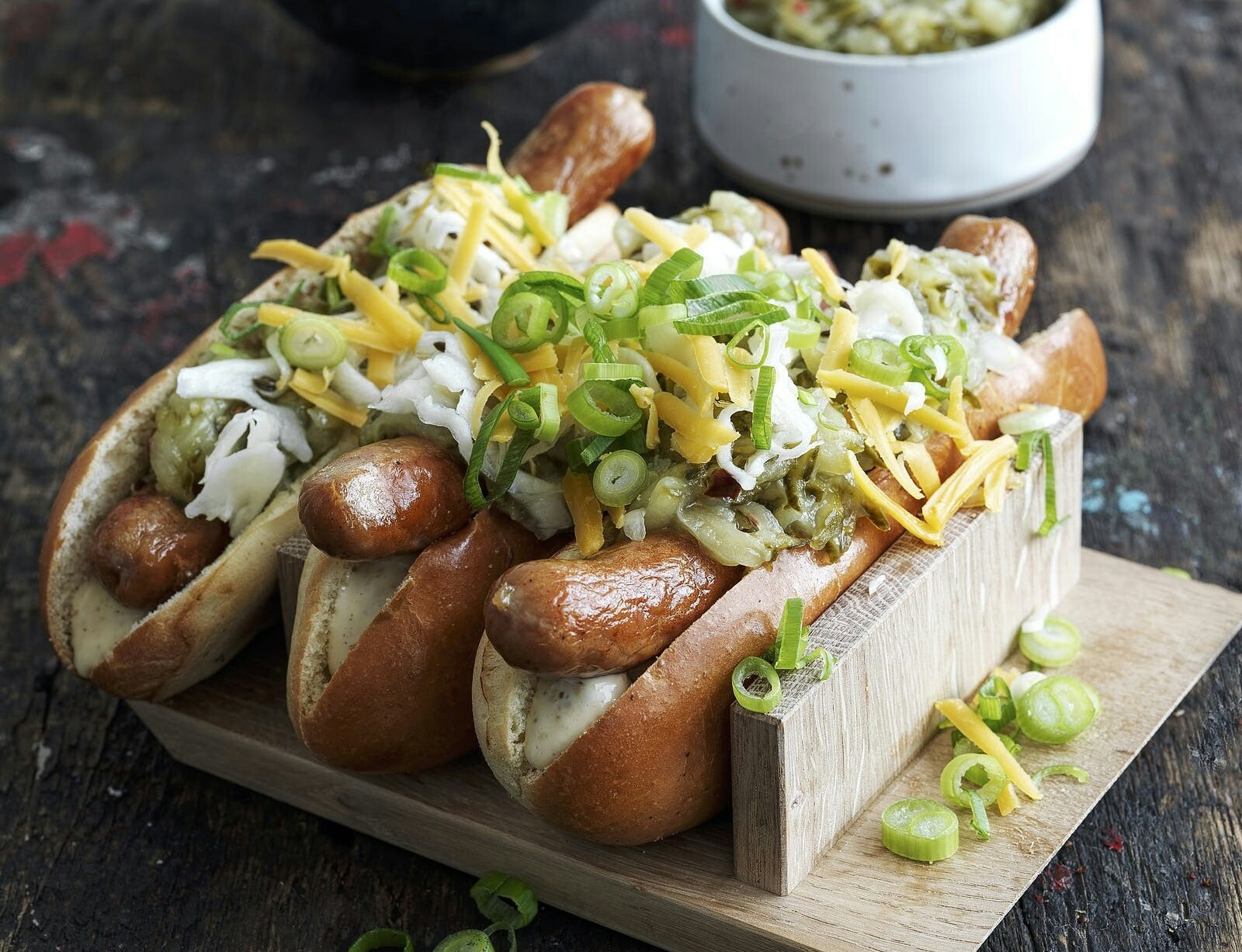 Hotdog med agurkerelish og syltet kål