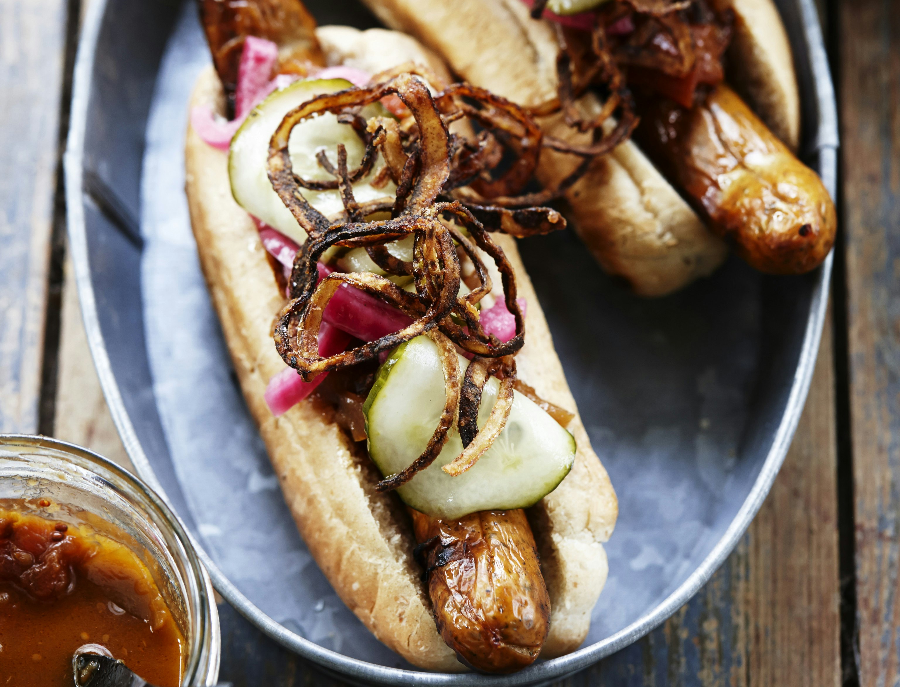 Gourmet-hotdogs med hjemmelavet tilbehør