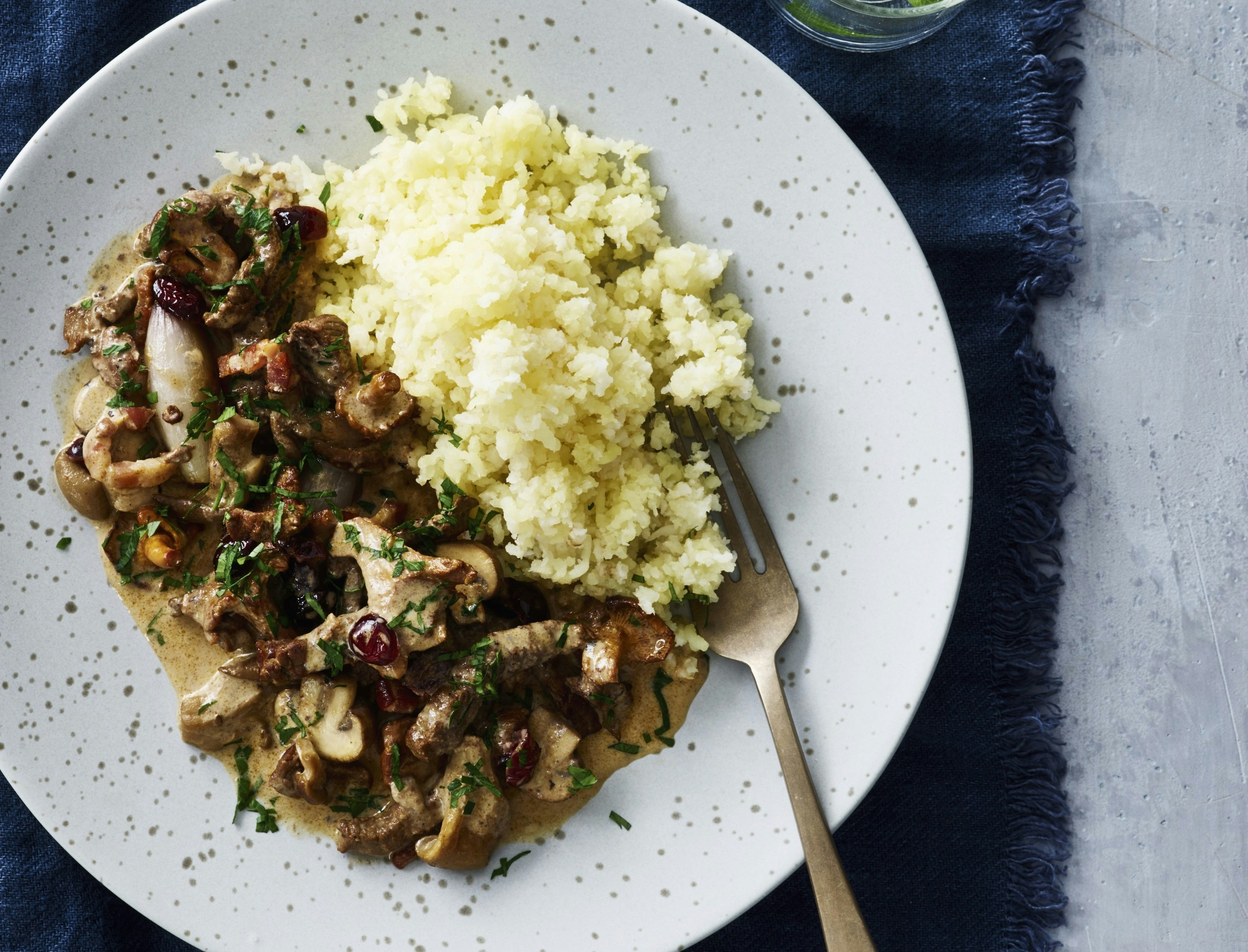 Hurtig stroganoff med kartoffel-selleri-sne