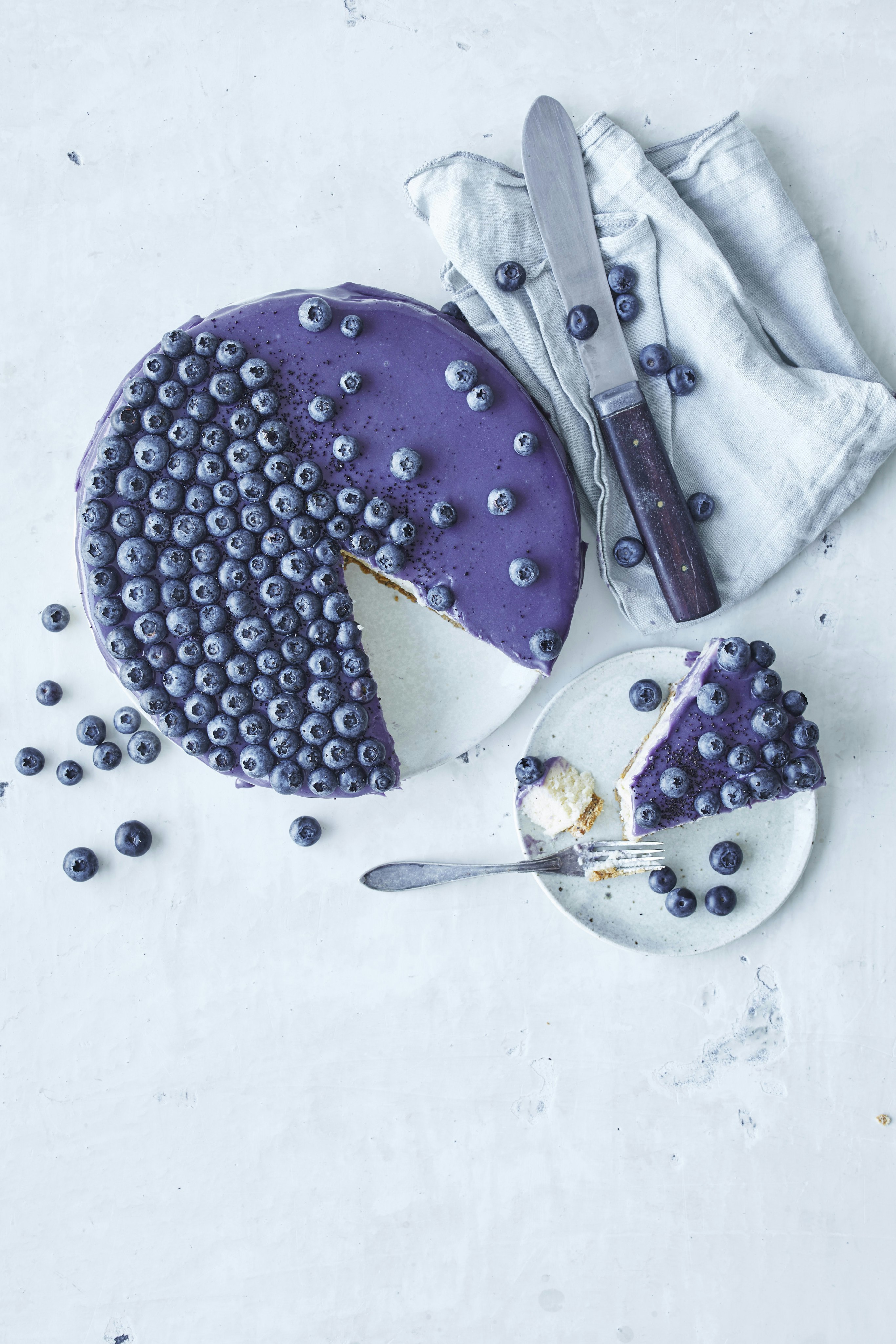 Hvid chokoladekage med blåbær og lakrids