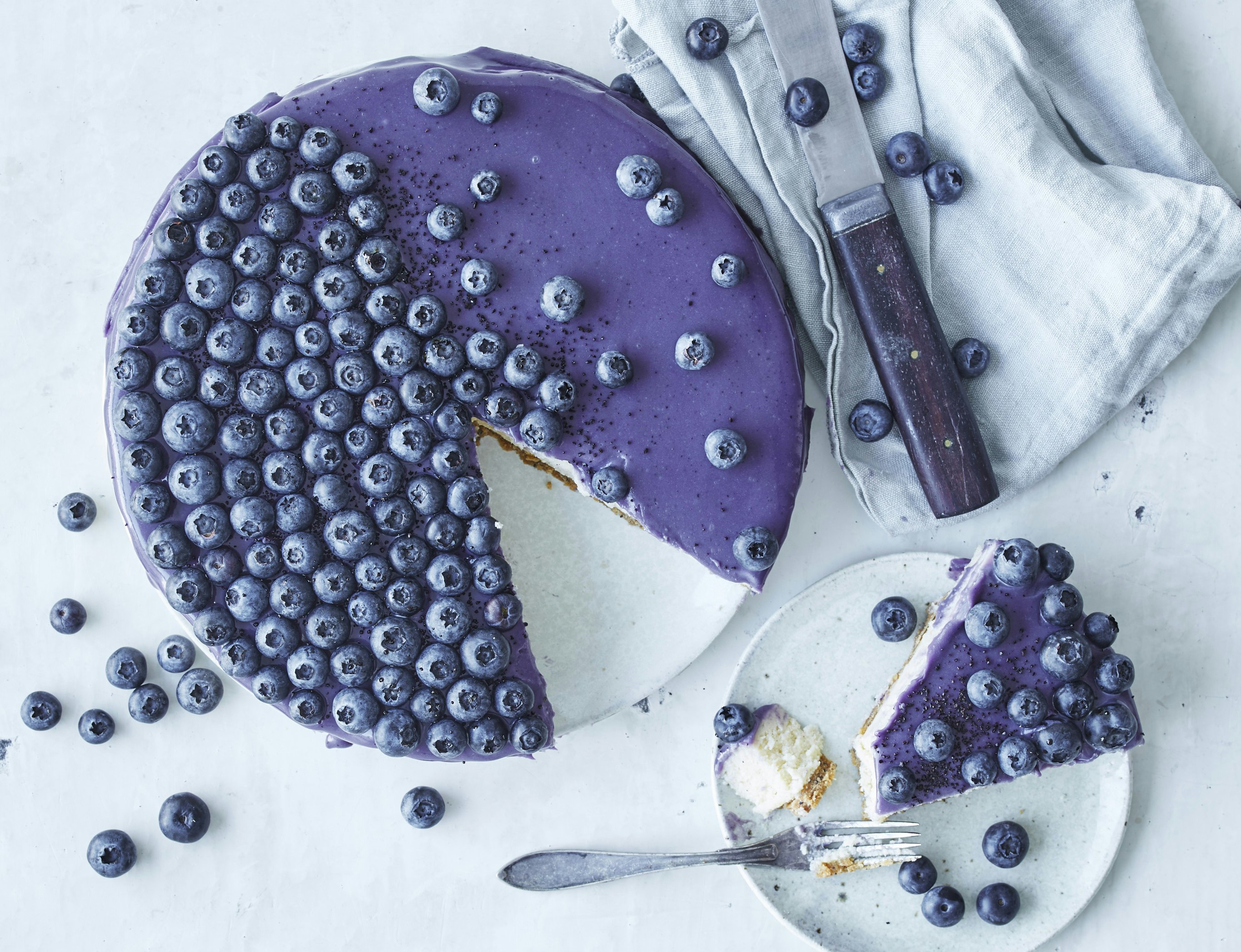 Hvid chokoladekage med blåbær og lakrids