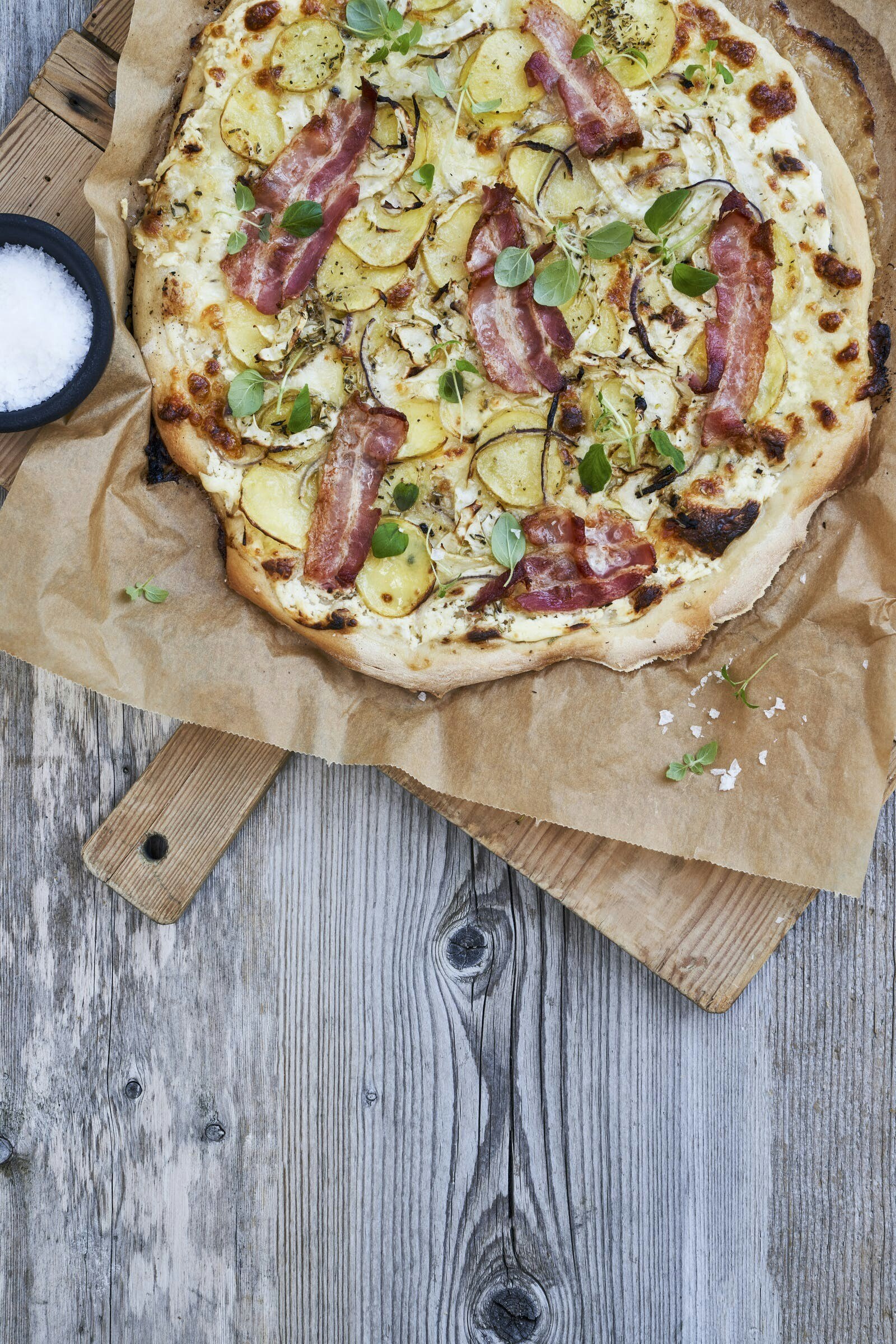 Hvid pizza med kartoffel, fennikel og bacon