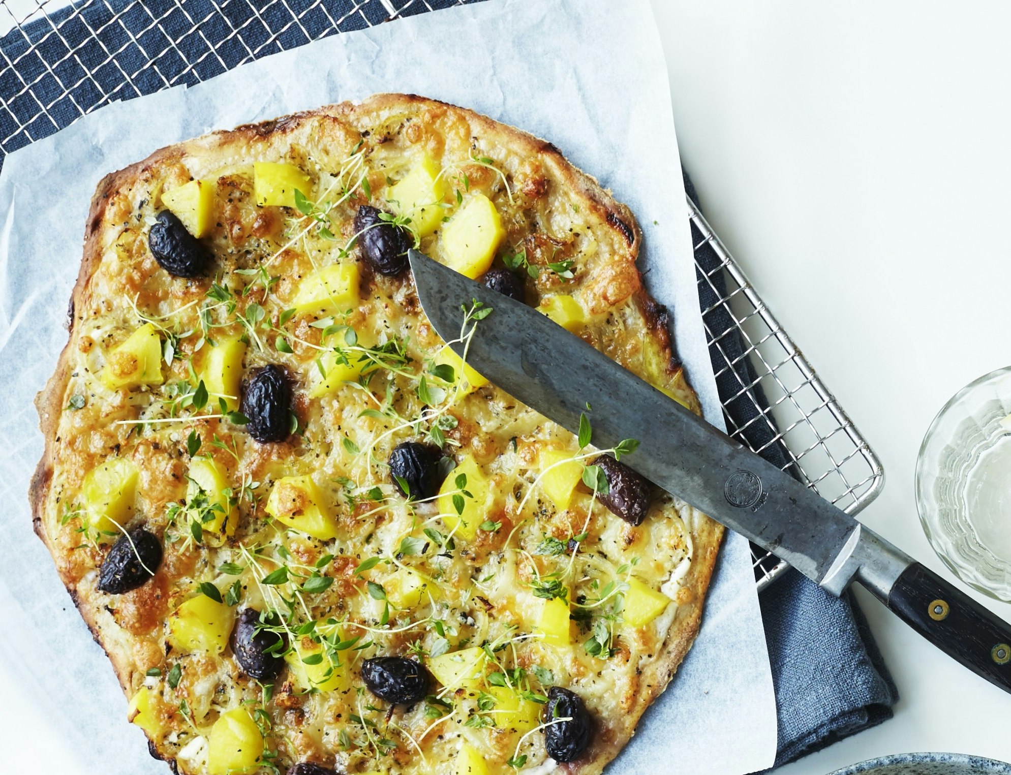 Hvid pizza med kartofler, løg og oliven