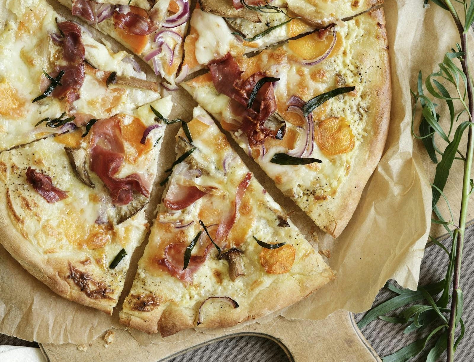 Hvid pizza med kejserhatte og sød kartoffel