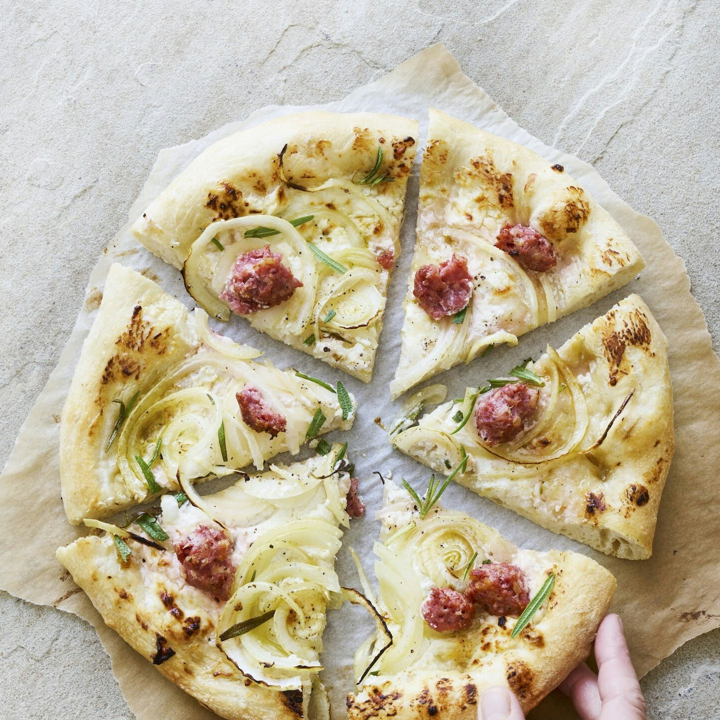 Hvid pizza med løg, salciccia og rosmarin