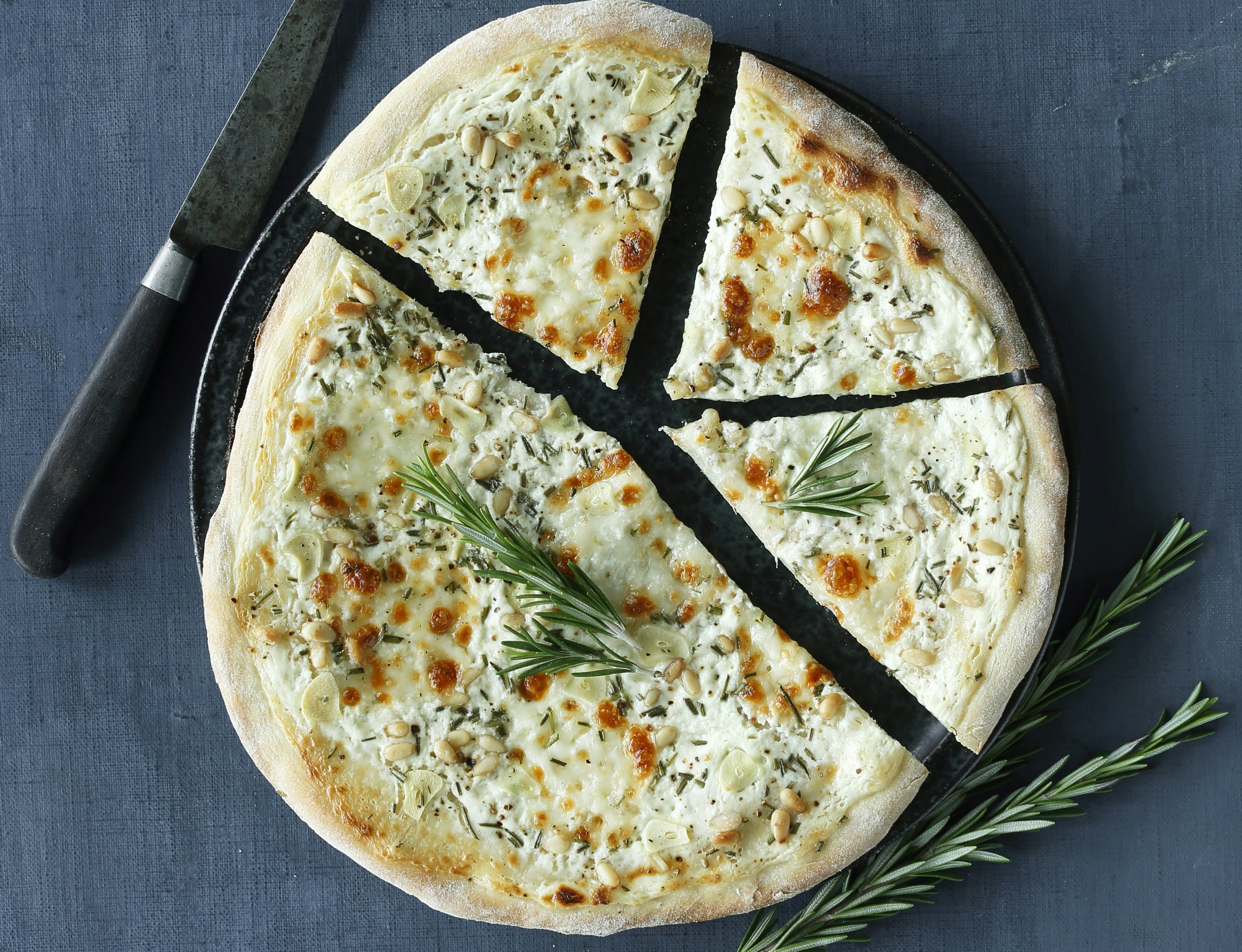 Hvid pizza med ost og rosmarin