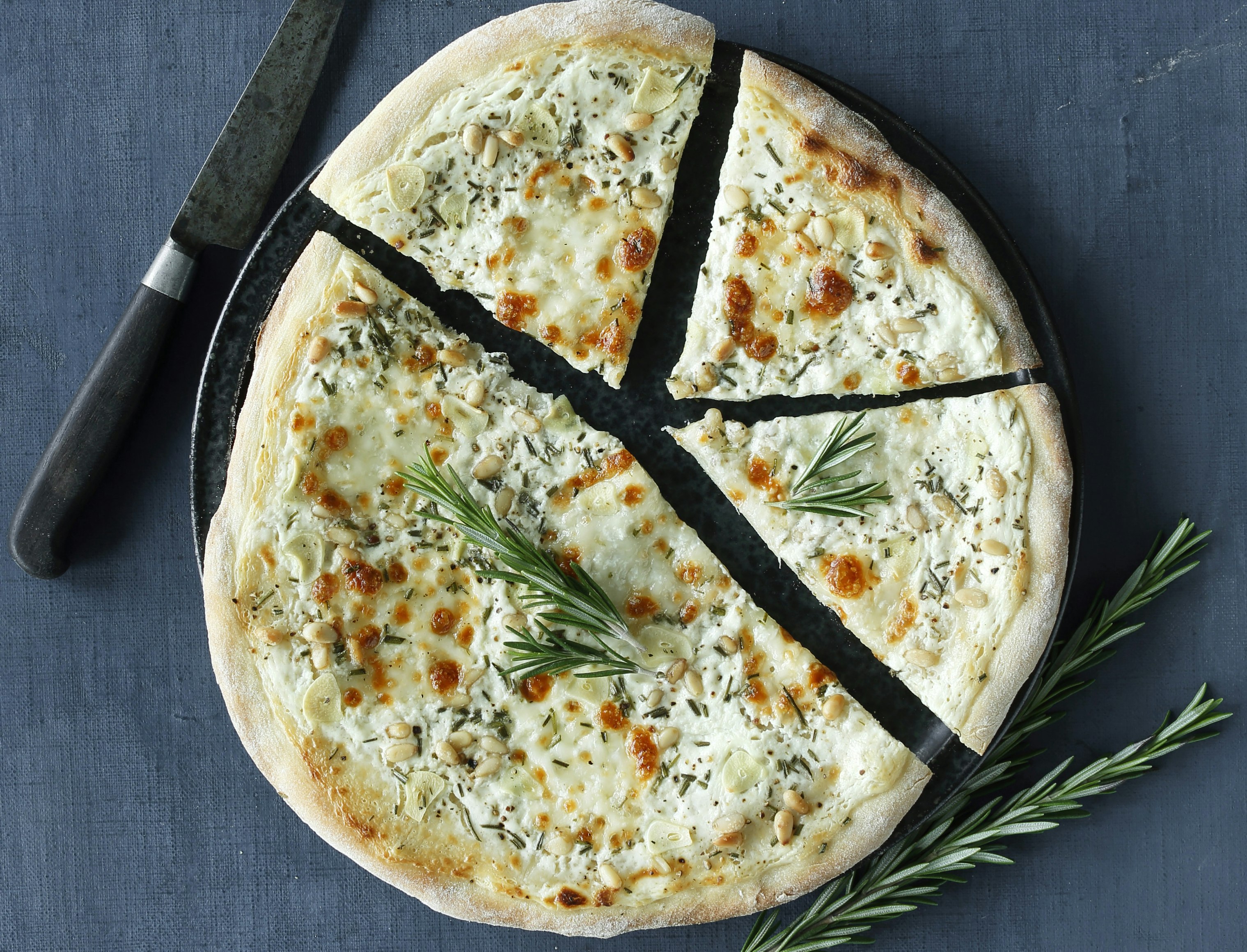 Hvid pizza med ost og rosmarin