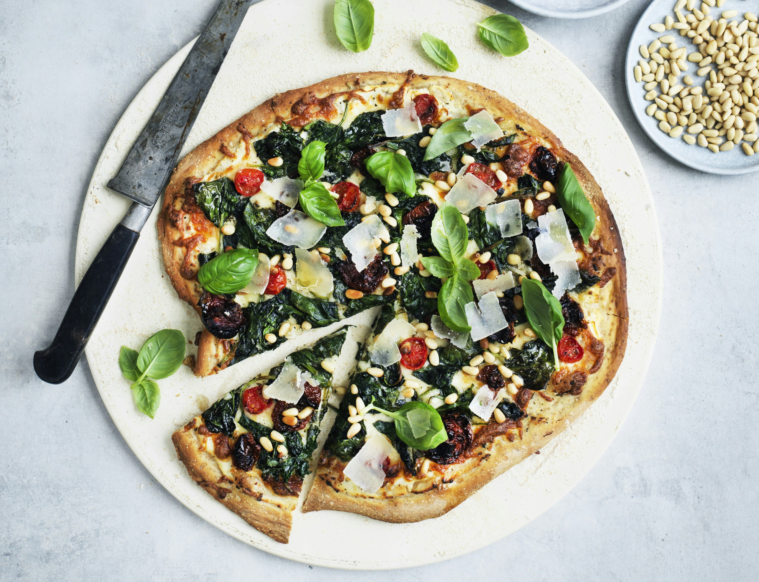 Hvid pizza med ricotta, spinat og soltørrede tomater