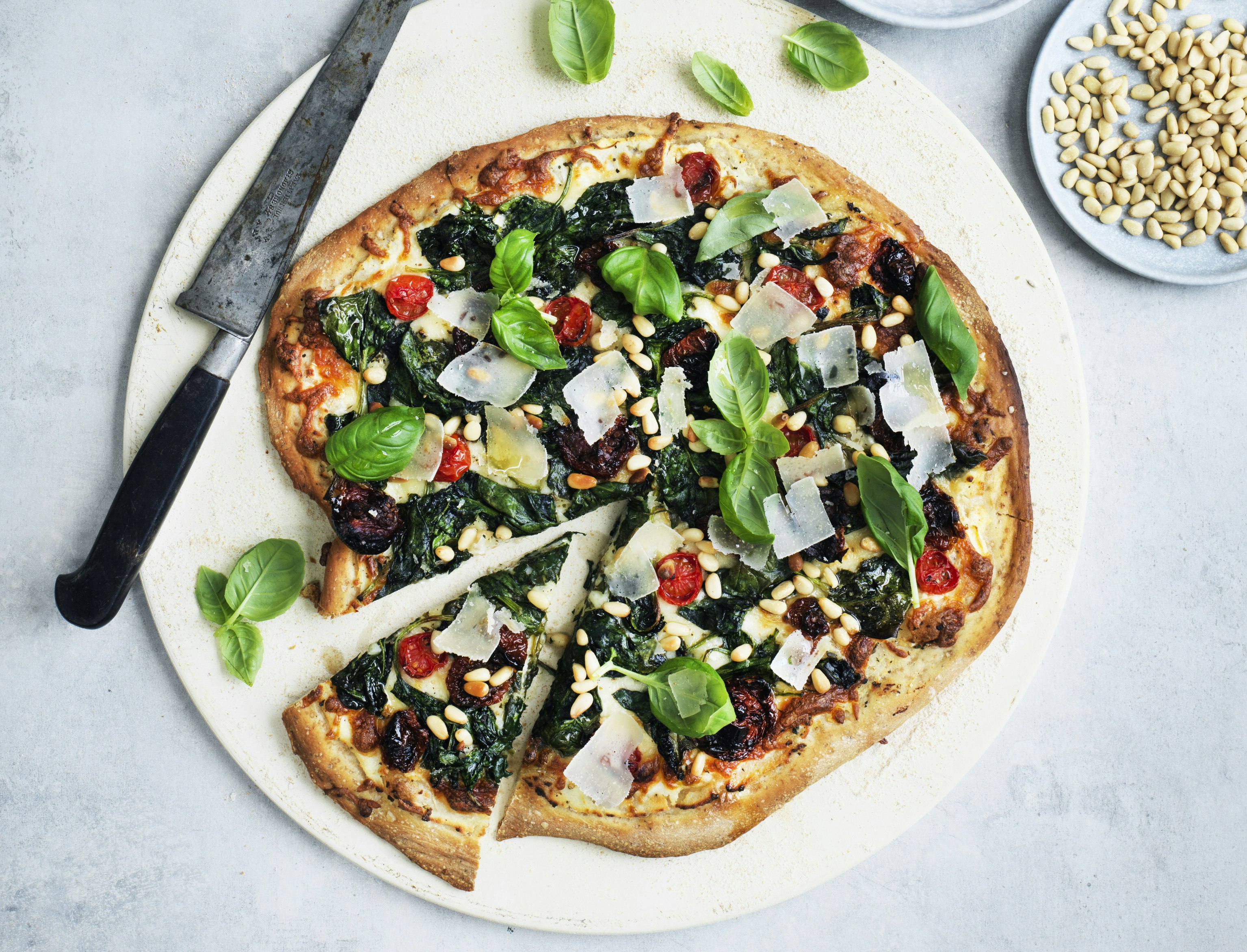 Hvid pizza med ricotta, spinat og soltørrede tomater