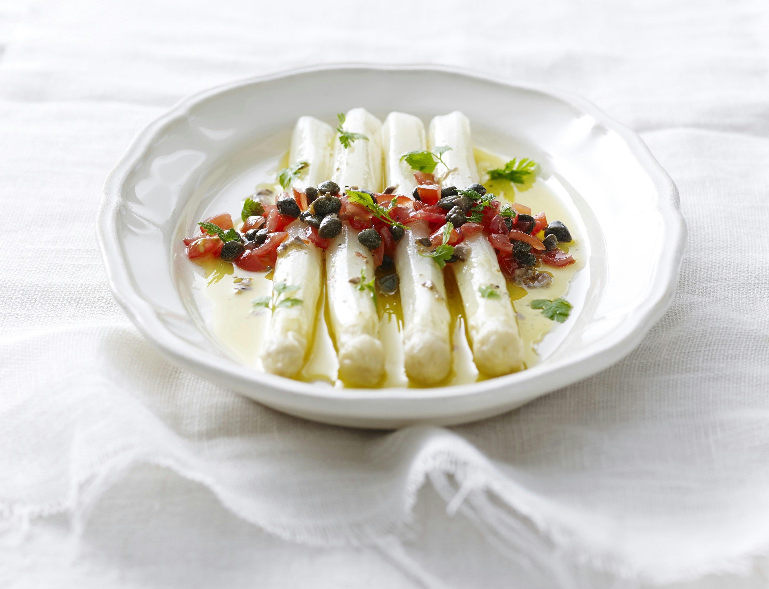 Hvide asparges med frisk tomatkompot
