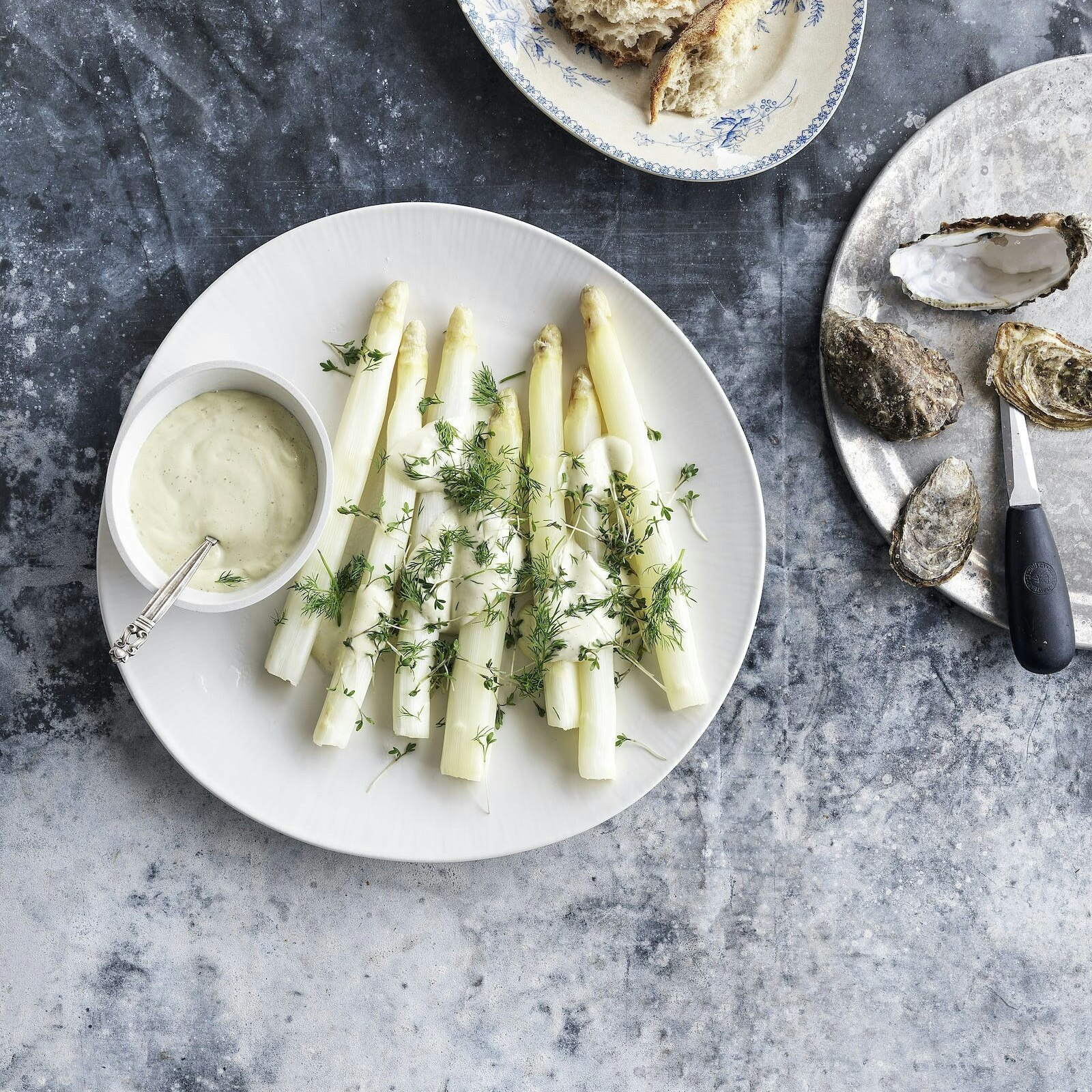 Hvide asparges med østersmayonnaise og dild