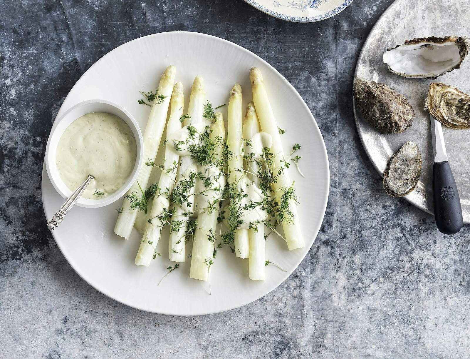 Hvide asparges med østersmayonnaise og dild