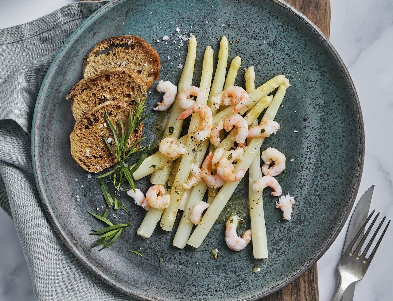 Hvide asparges med smørsauce og rejer