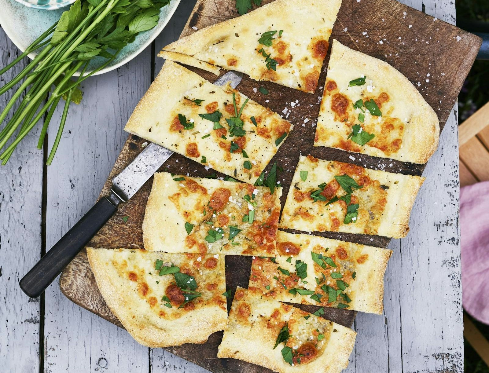 Hvidløgsbrød med mozzarella og persille
