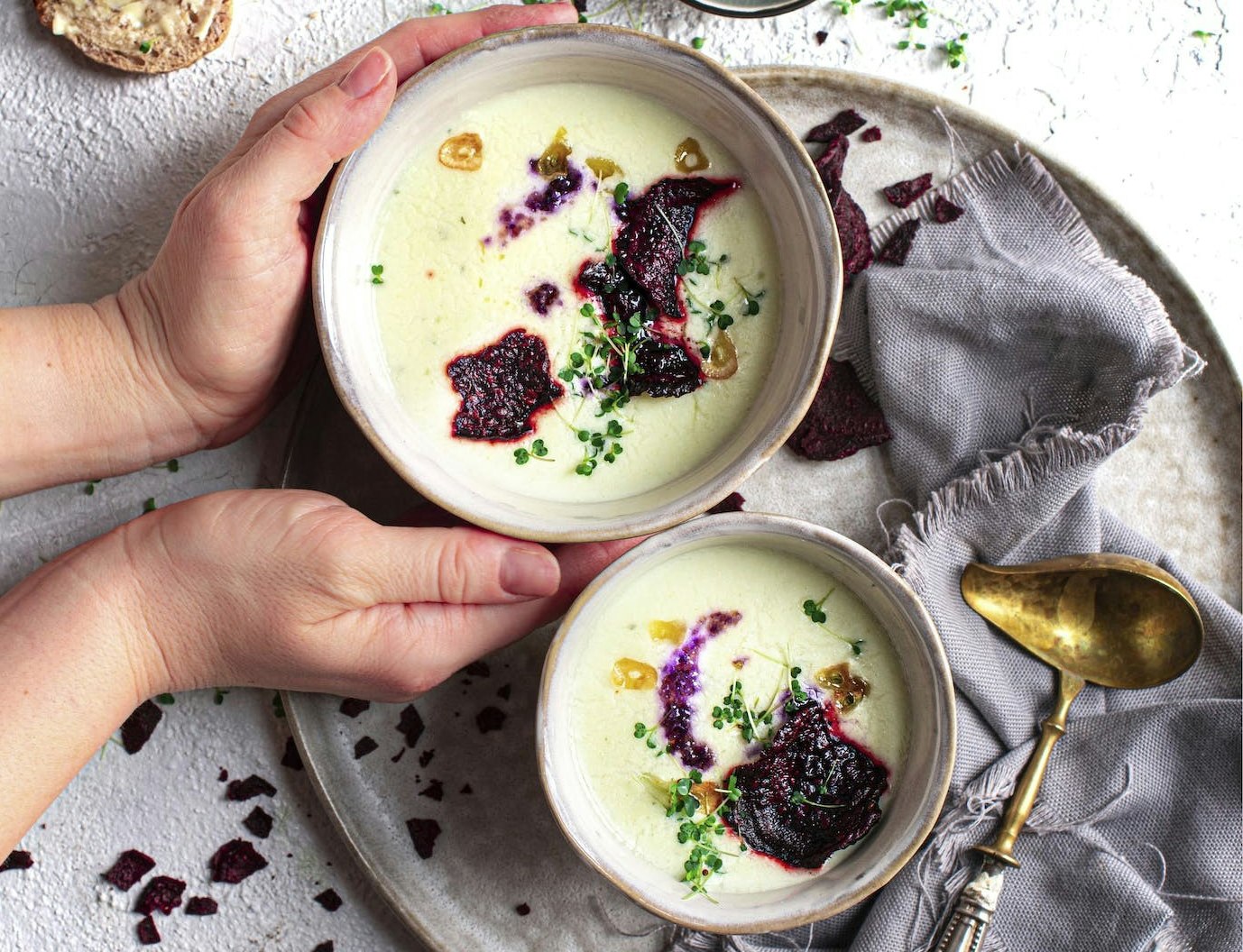 Hvidløgssuppe med rødbedechips