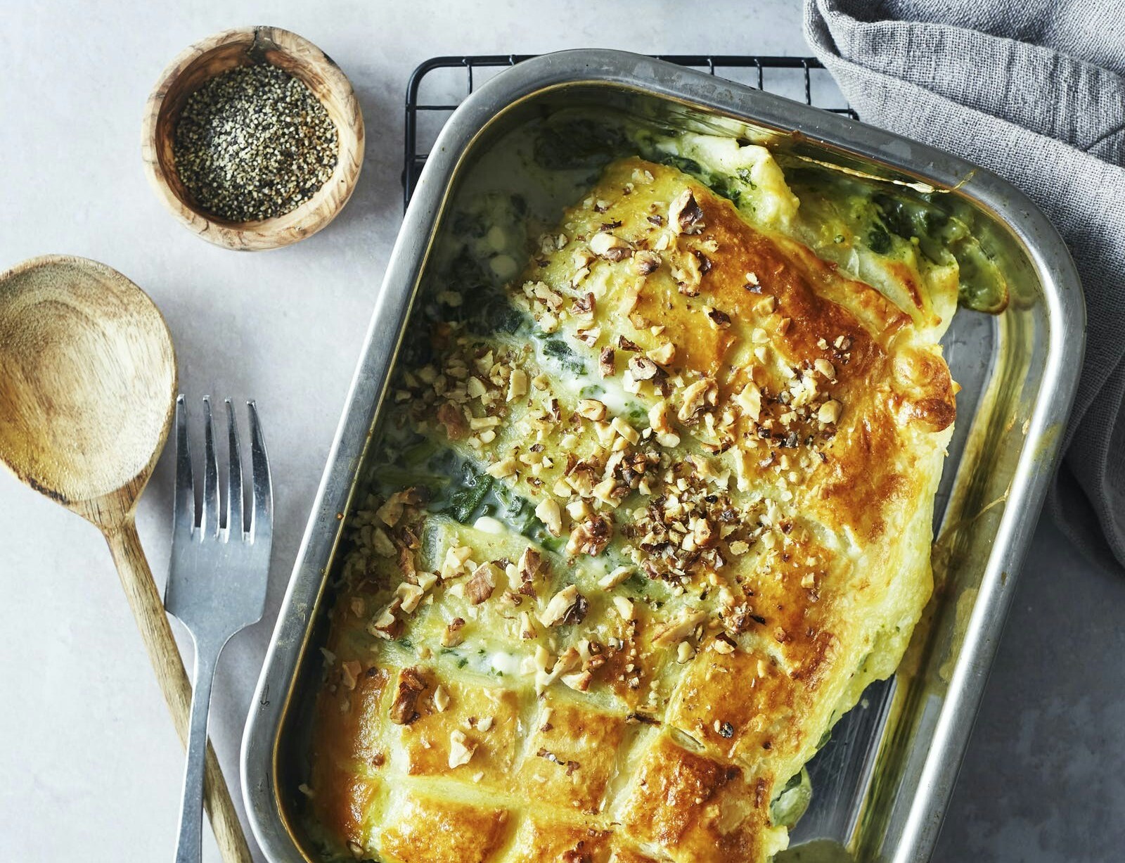 Indbagt laks med spinatfyld