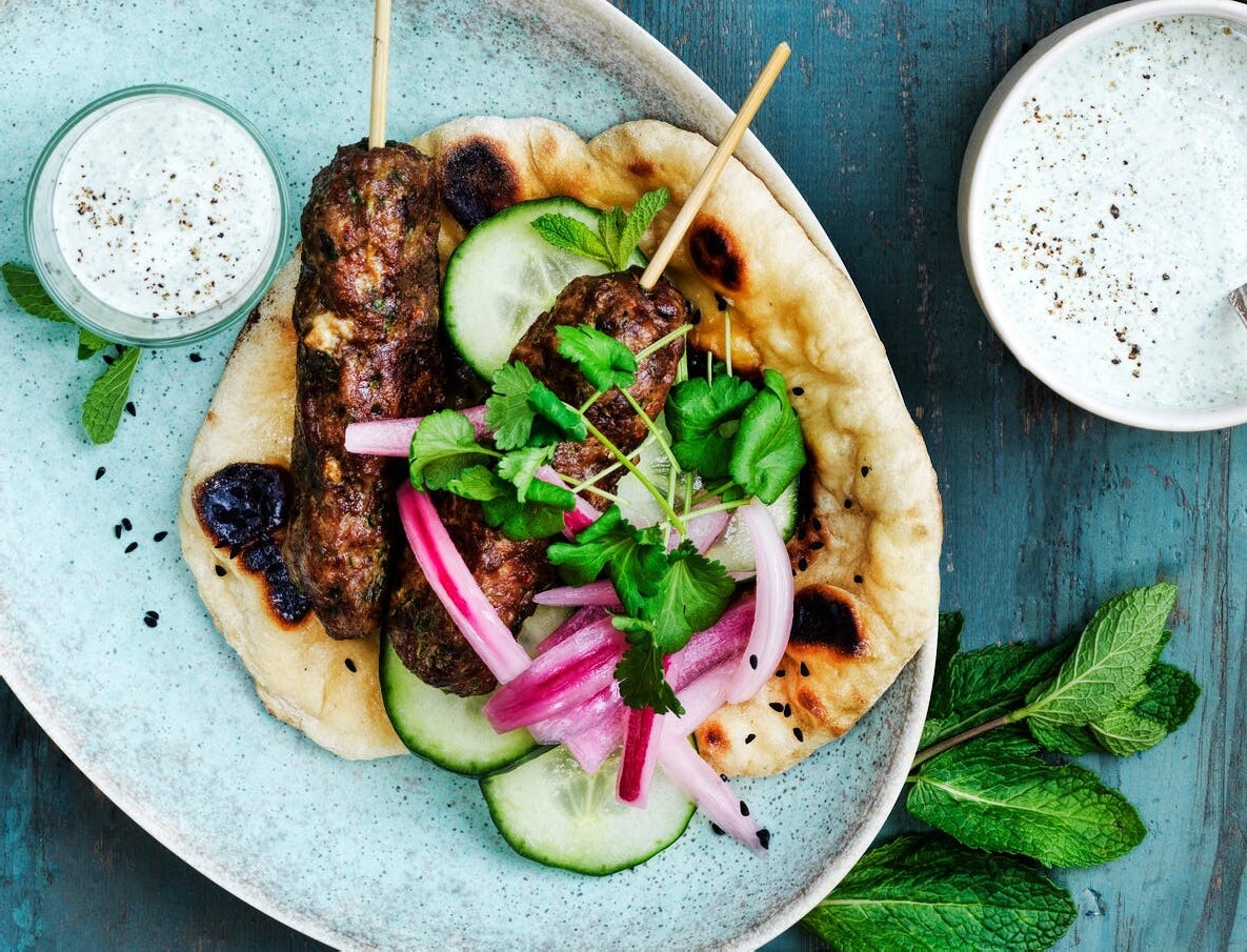 Indiske lammespyd med syltede rødløg og myntedressing