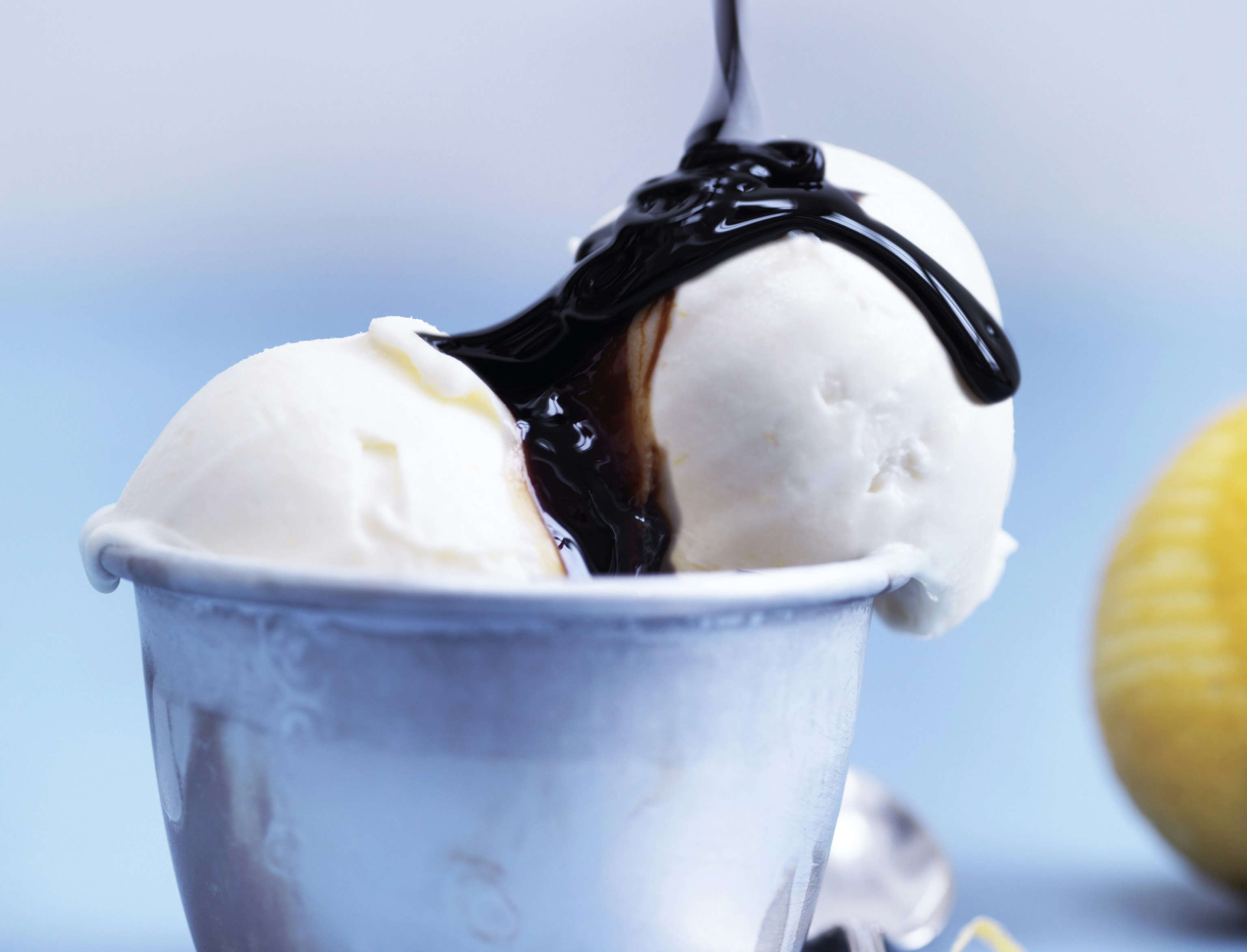 Is med hvid chokolade, citron og lakrids